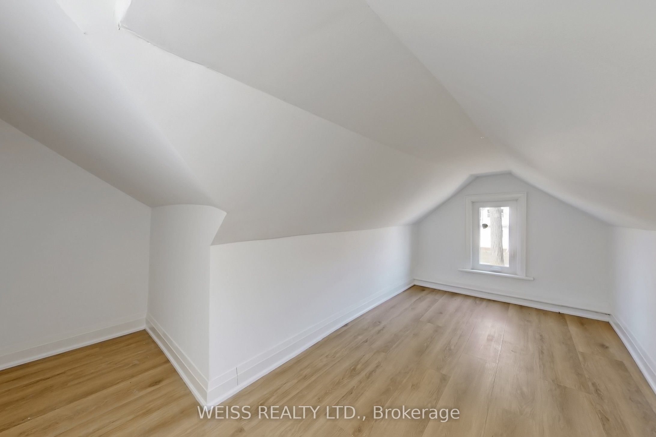 181 Talbot Street N Property Photo 46