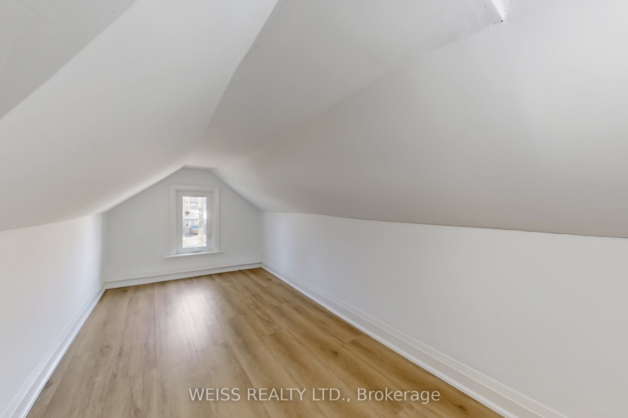 181 Talbot Street N Property Photo 49