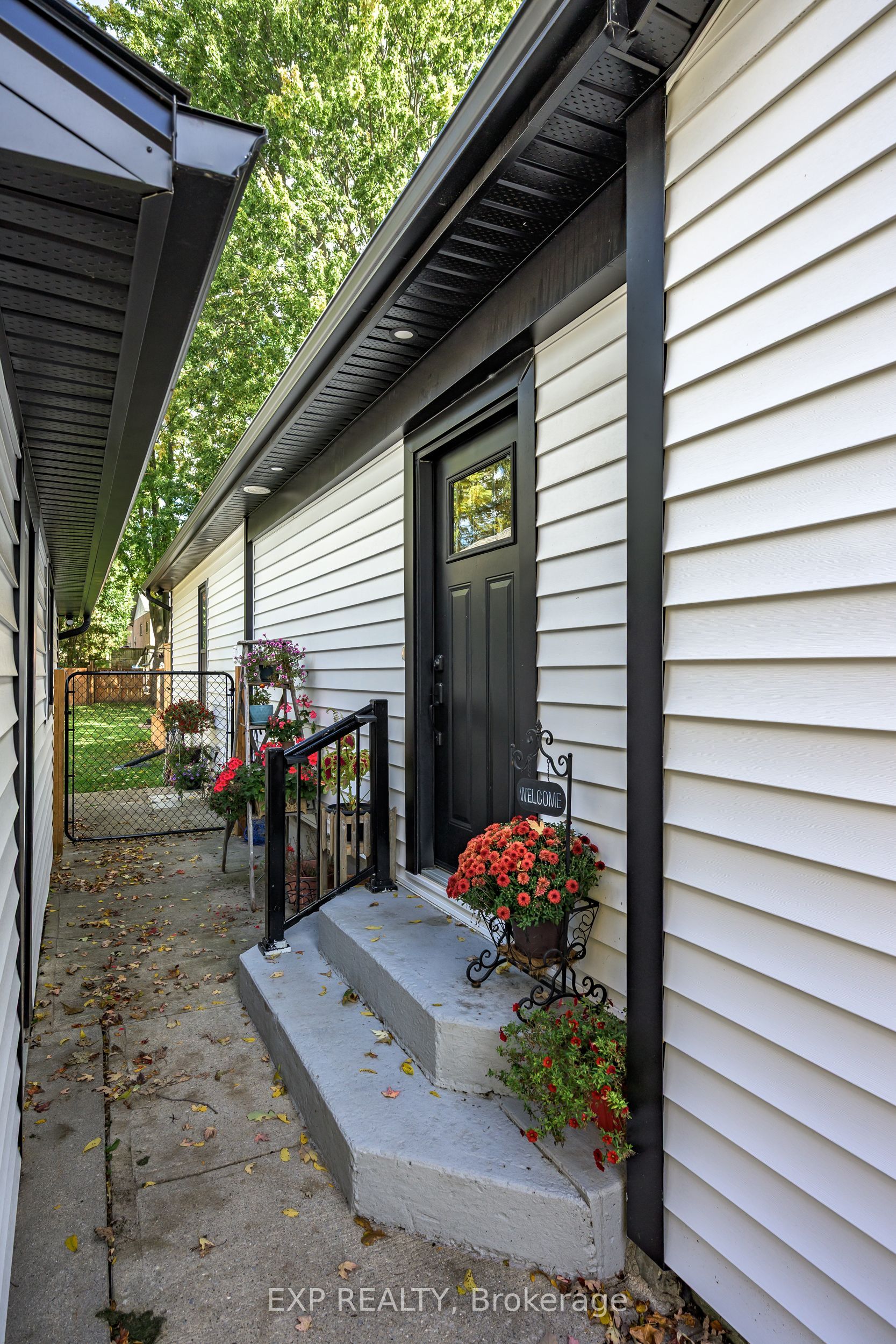 481 Gold Street Property Photo 3