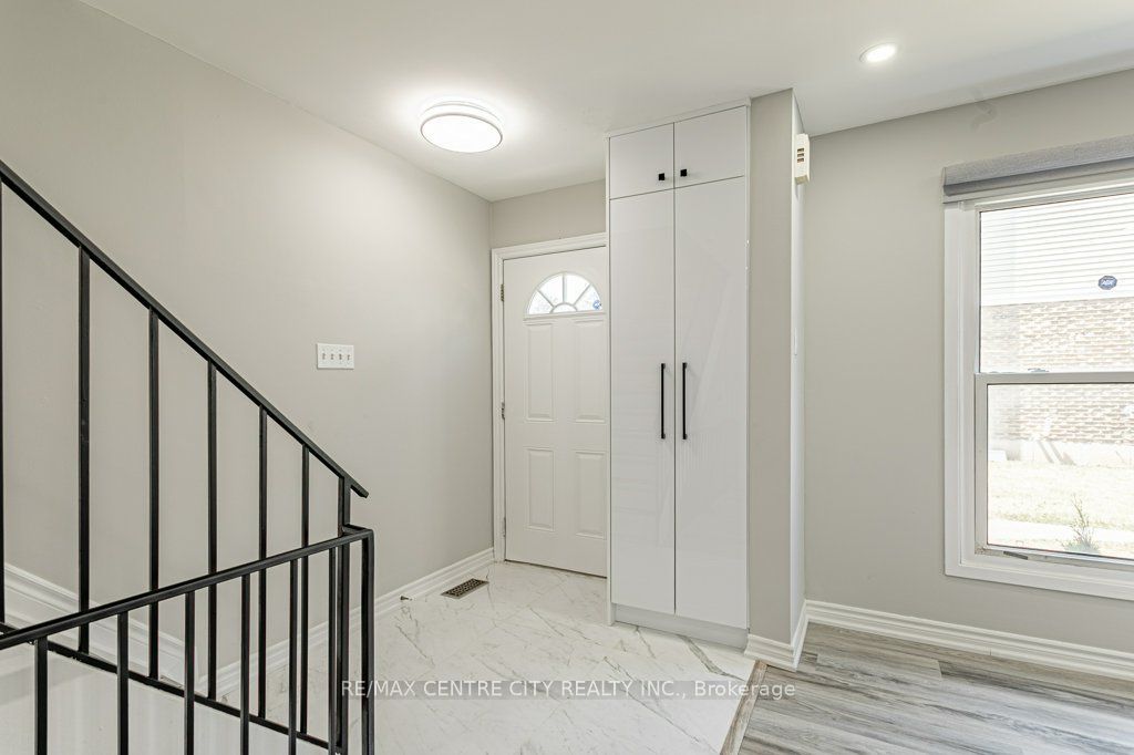70 Fiddlers Green Road 88 Property Photo 3
