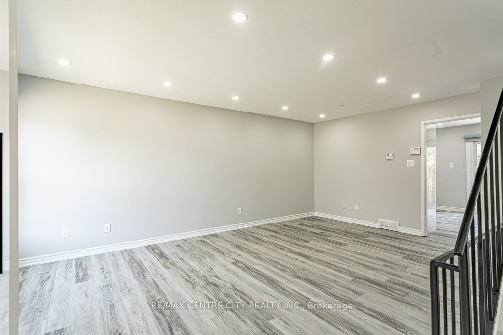 70 Fiddlers Green Road 88 Property Photo 4