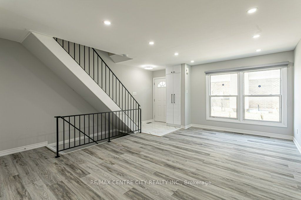 70 Fiddlers Green Road 88 Property Photo 5