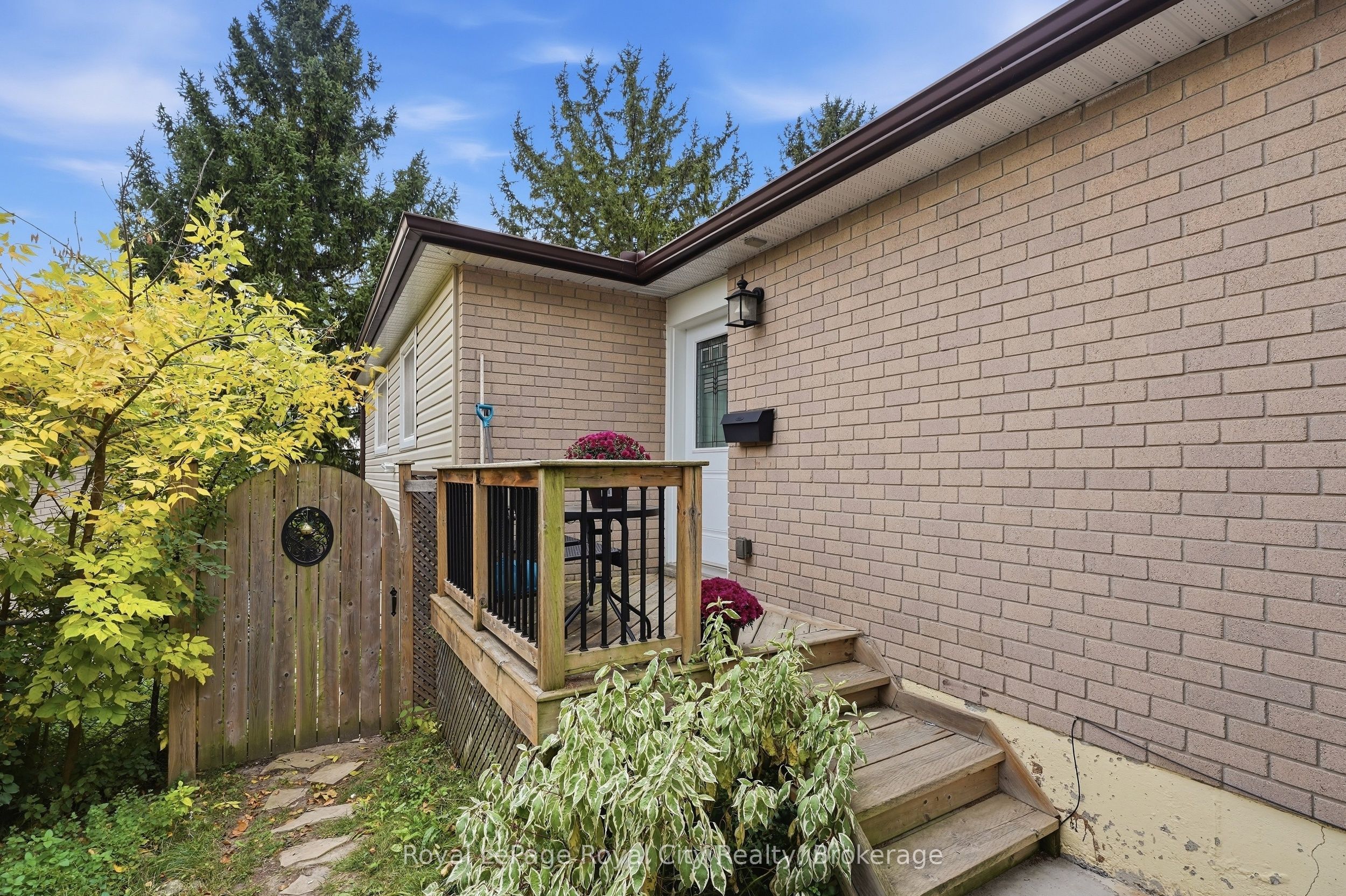 37 Mcilwraith Crescent Upper Property Photo 3