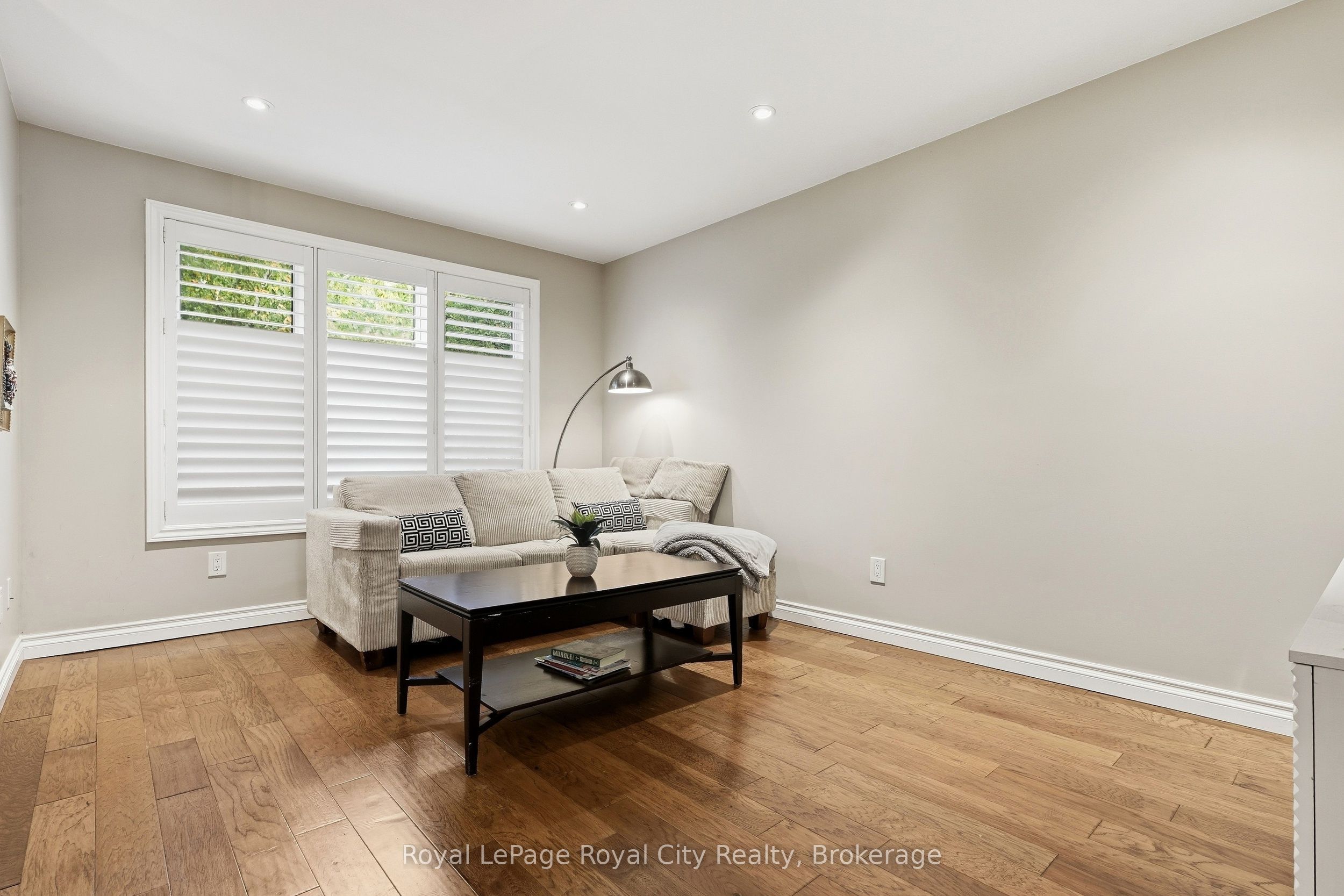 37 Mcilwraith Crescent Upper Property Photo 4