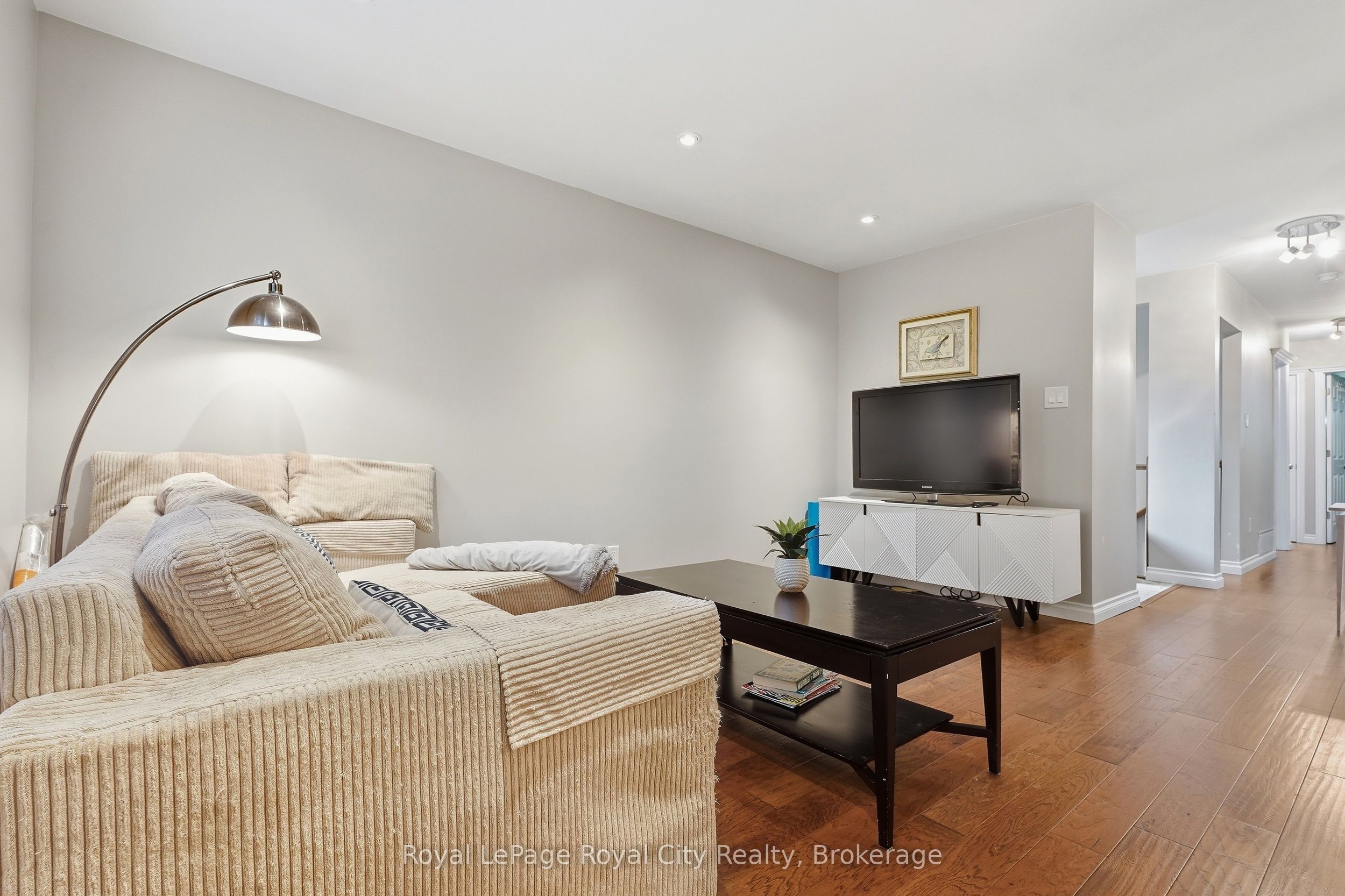 37 Mcilwraith Crescent Upper Property Photo 5