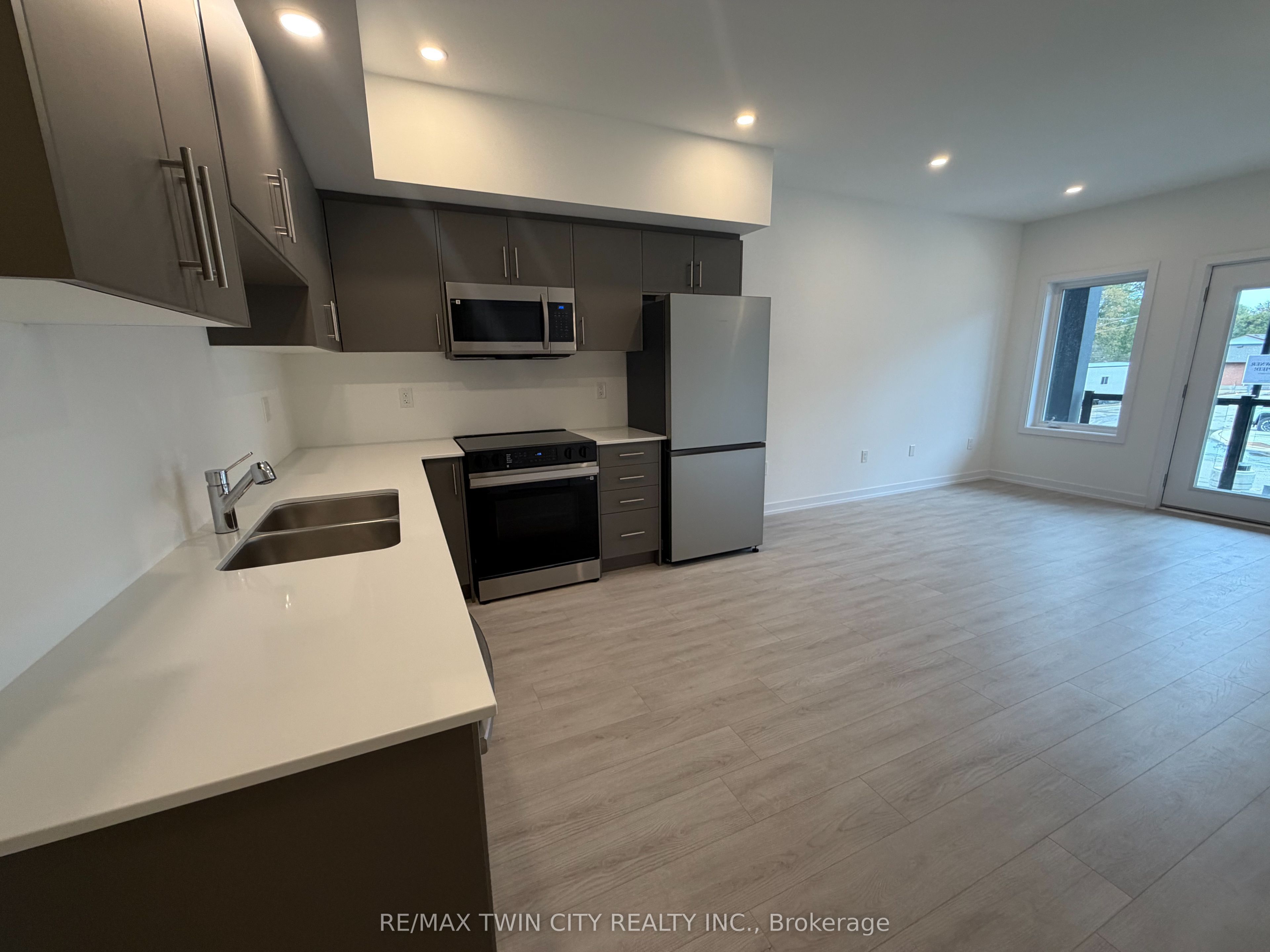 42 Lowes Road W 80 Property Photo 5