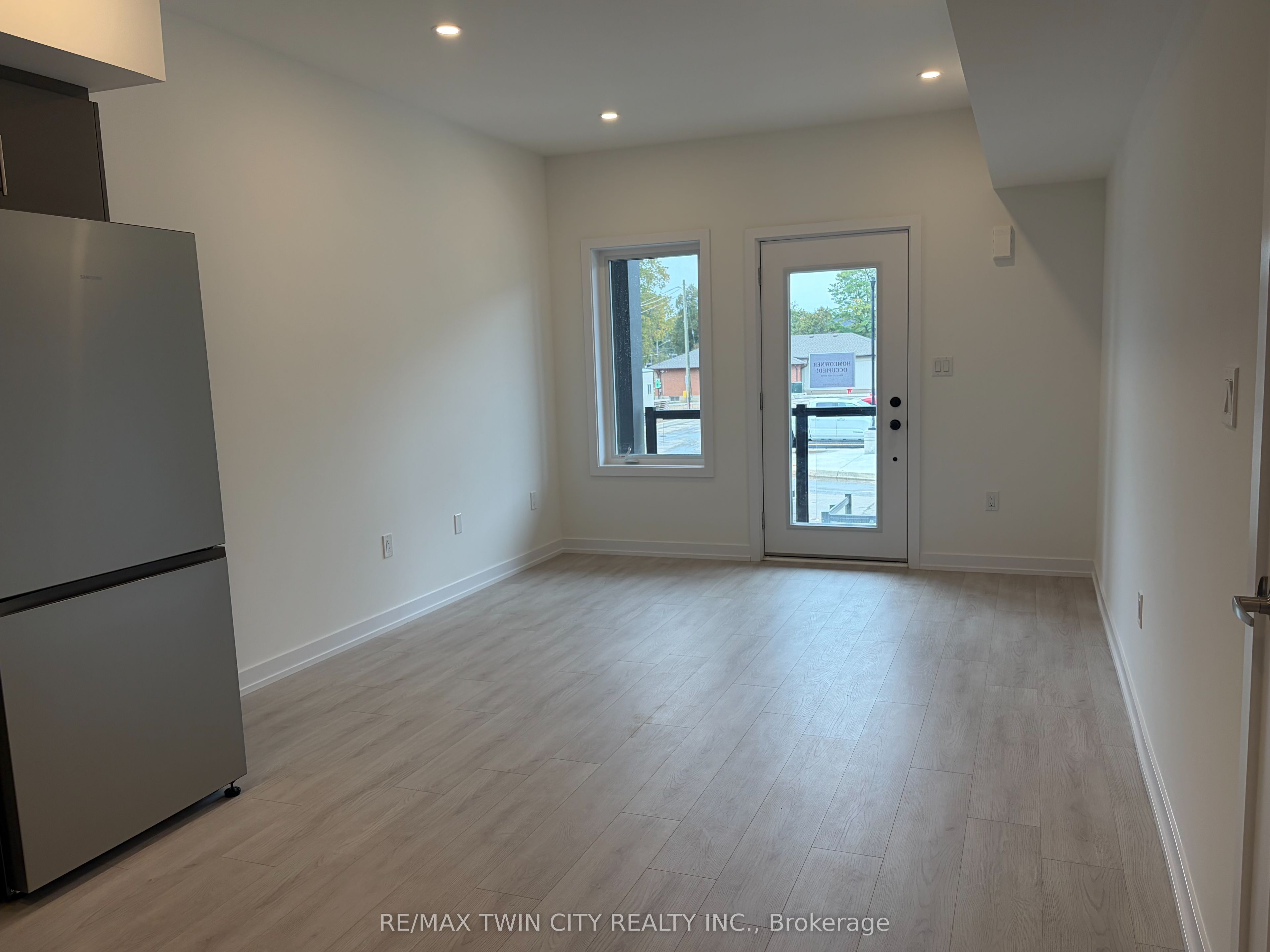 42 Lowes Road W 80 Property Photo 6