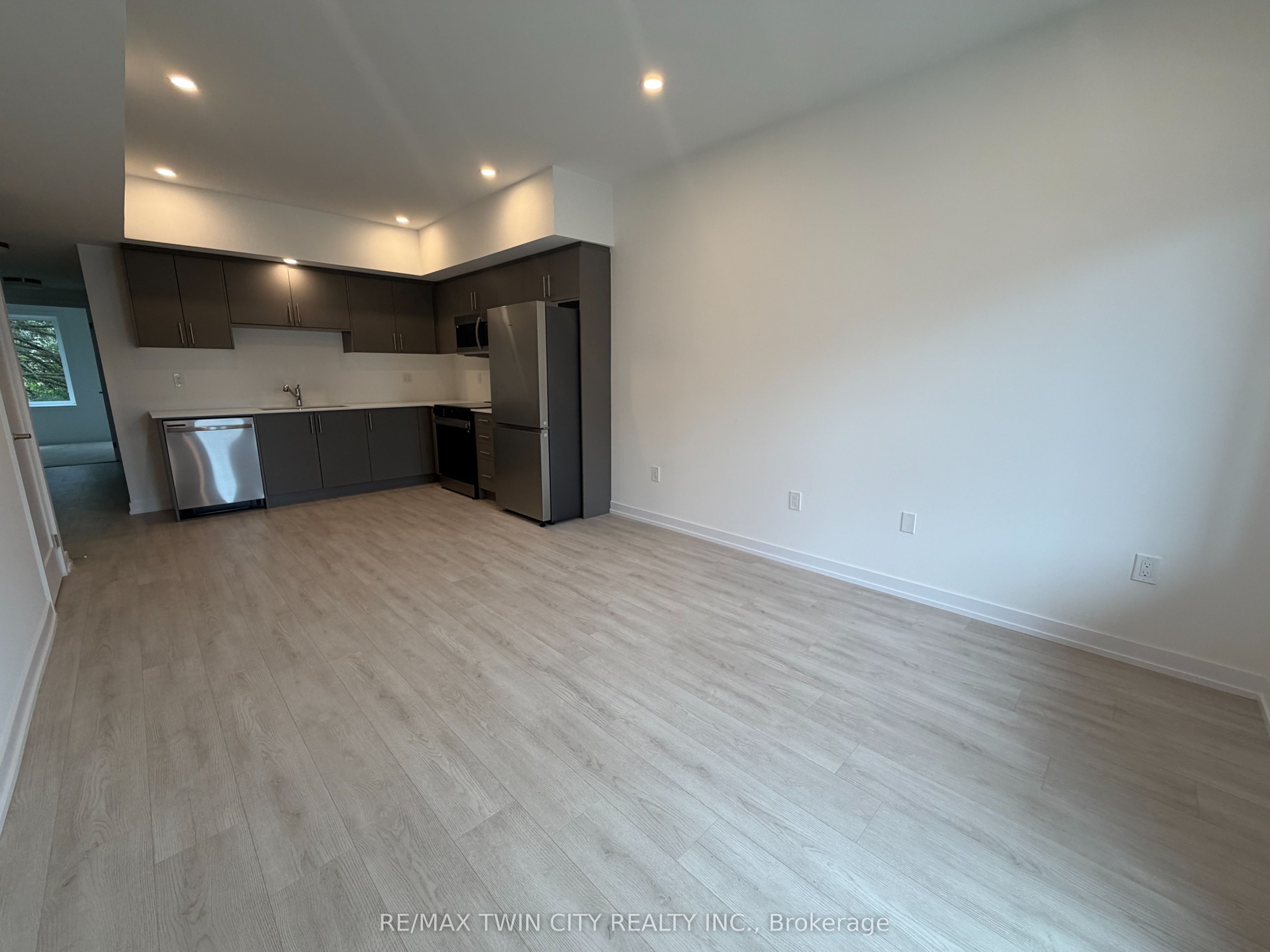 42 Lowes Road W 80 Property Photo 8