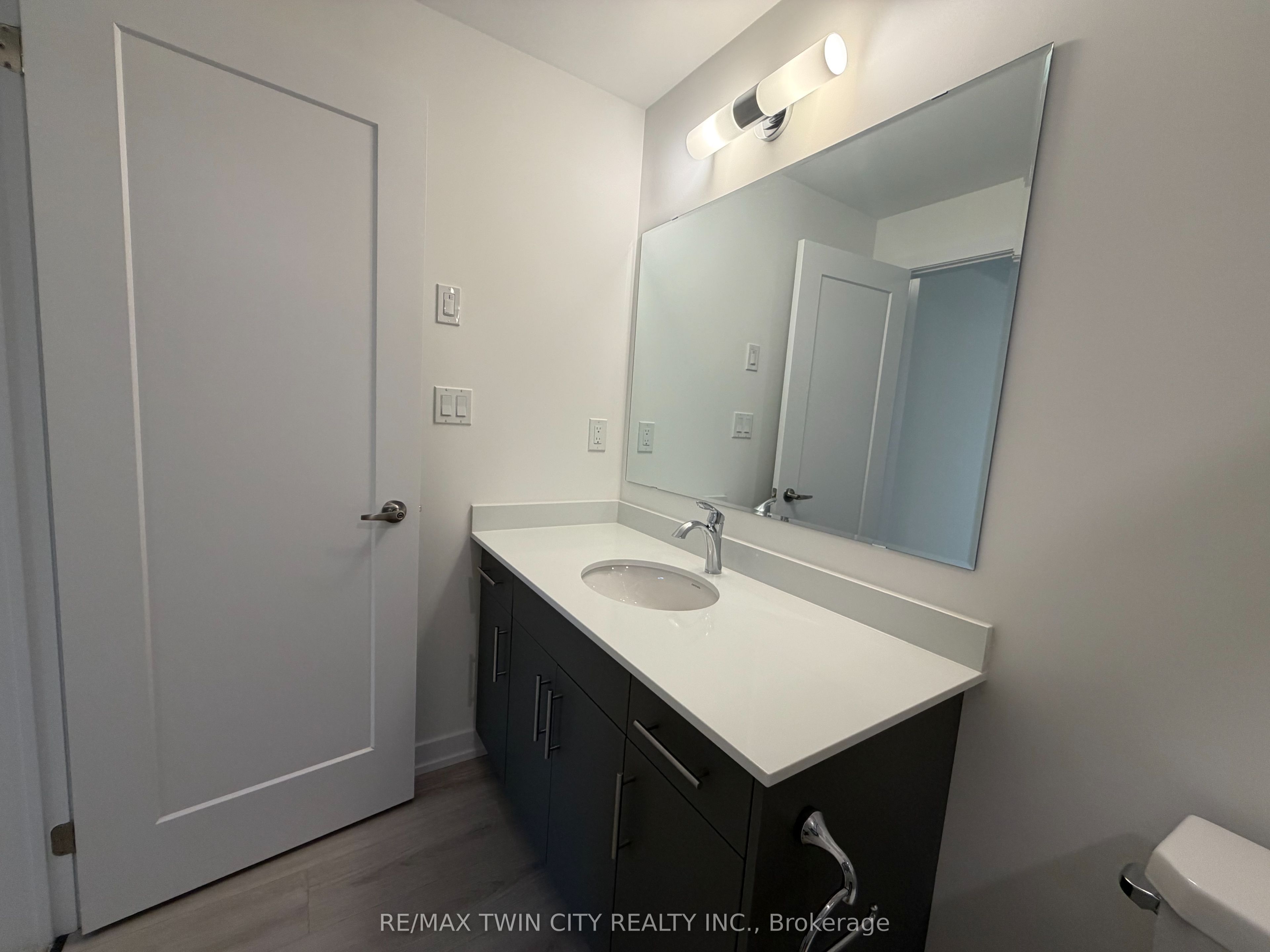 42 Lowes Road W 80 Property Photo 13