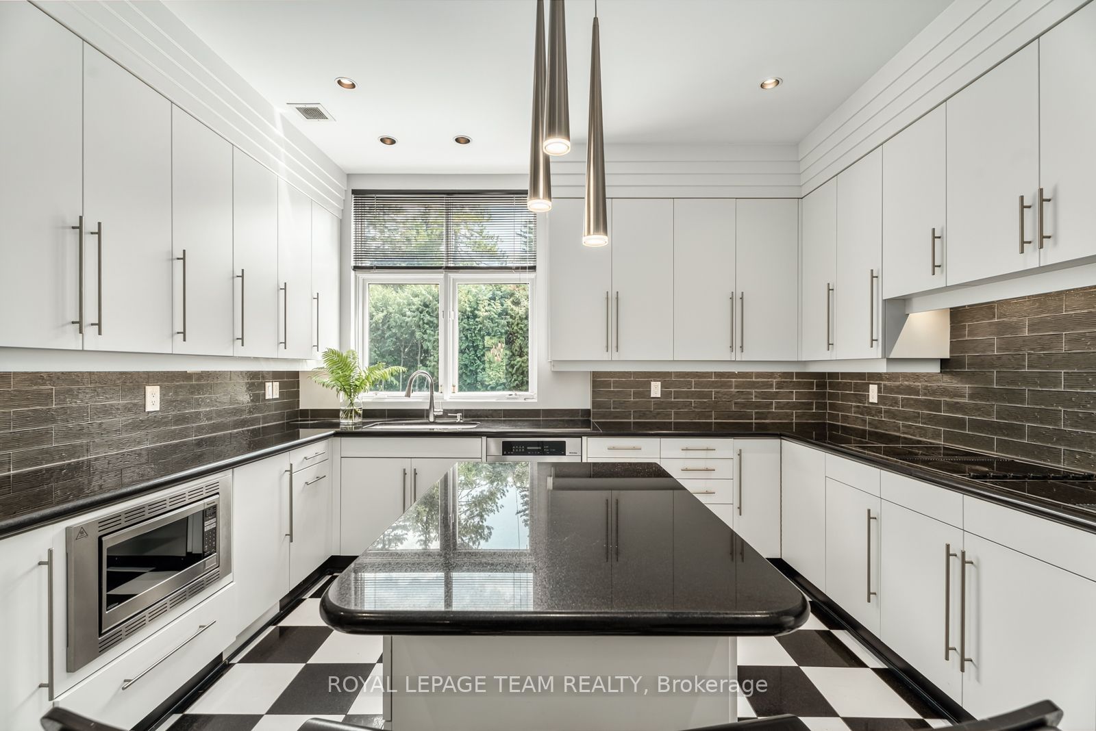 725 Manor Avenue Property Photo 8