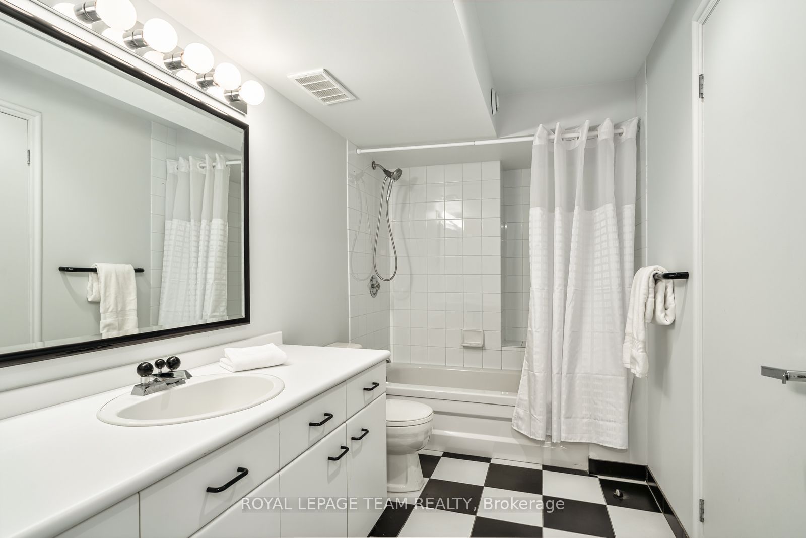 725 Manor Avenue Property Photo 37