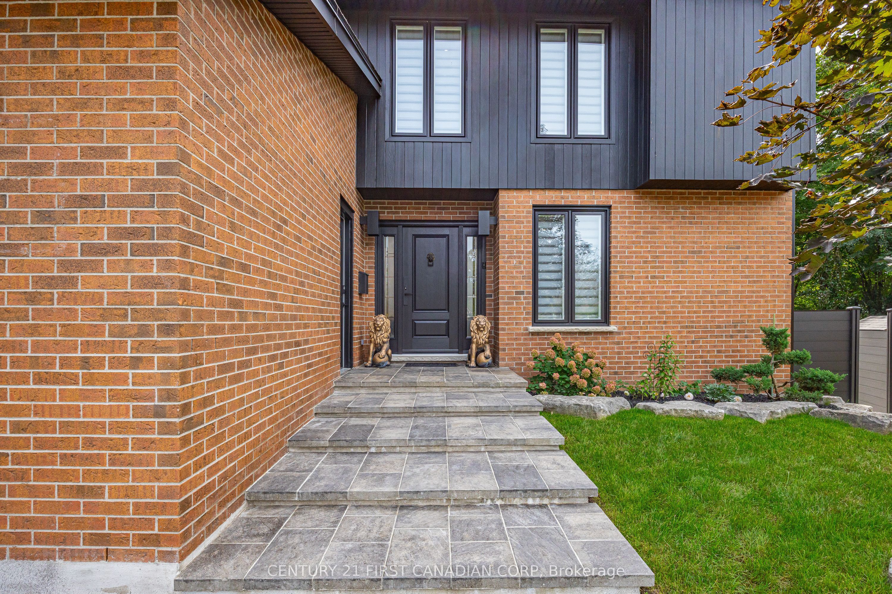28 Lindbrook Court Property Photo 3