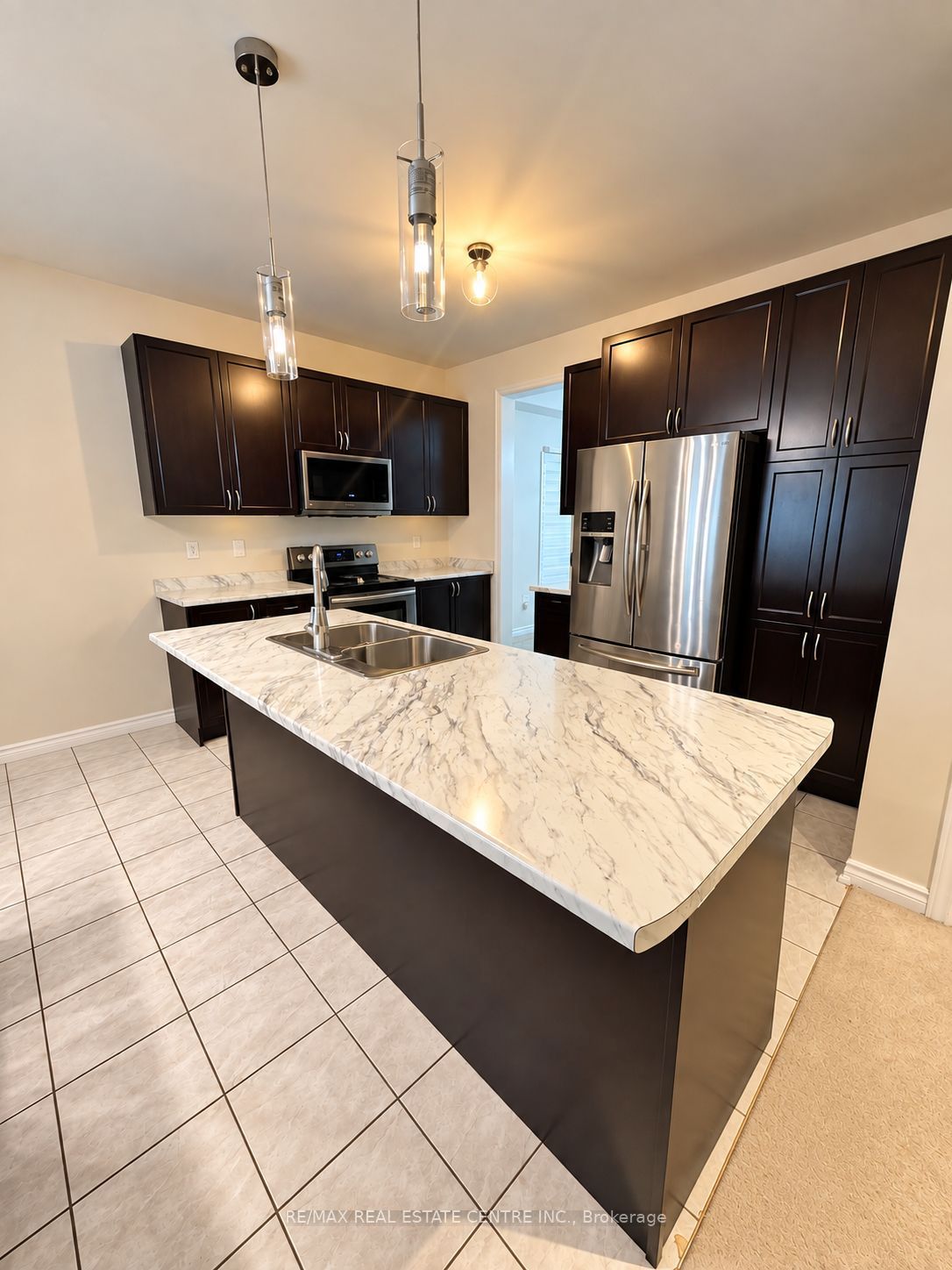 639 Hammond Street W Property Photo 4