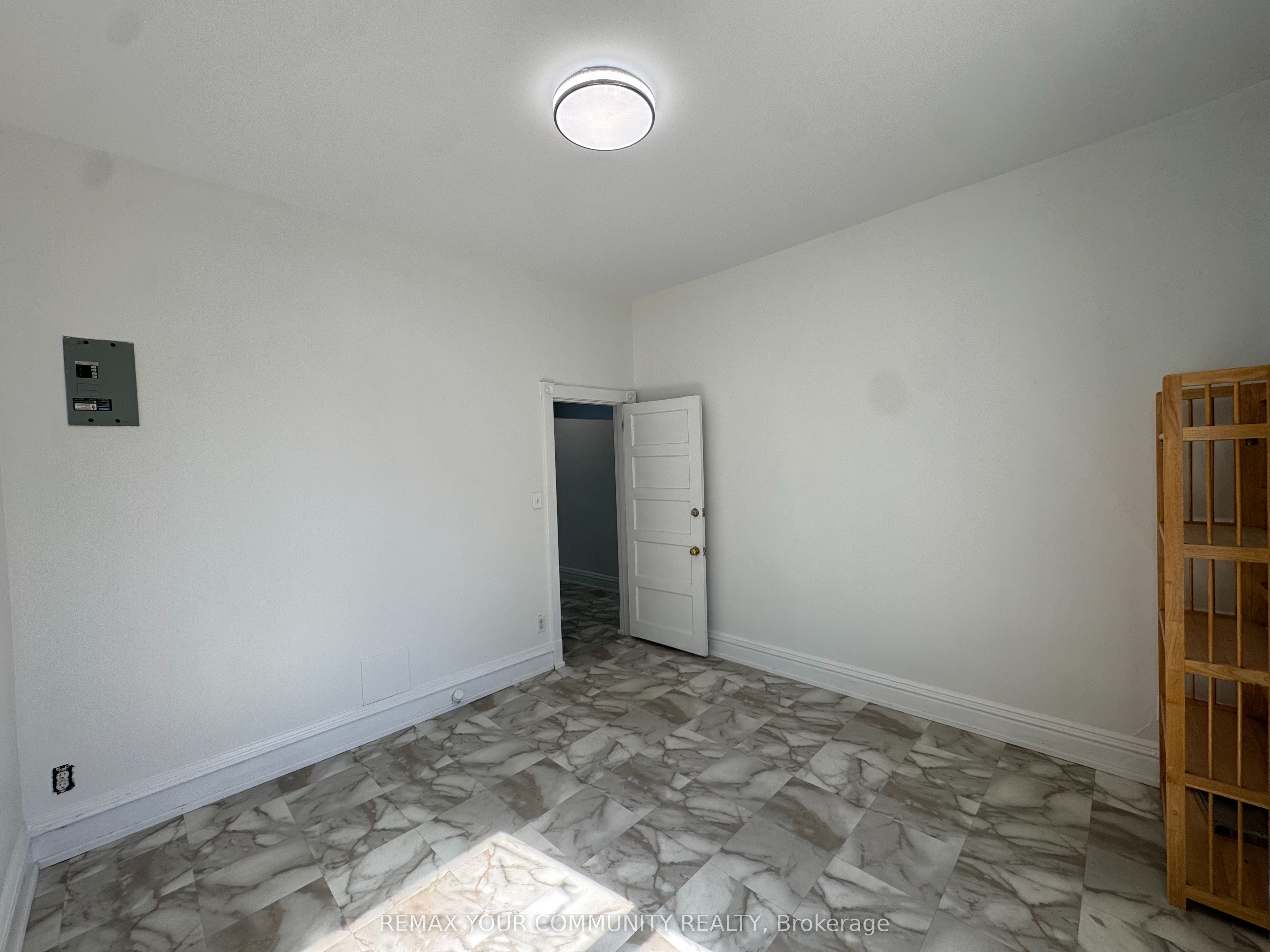 358 Main Street W 3 Property Photo 4