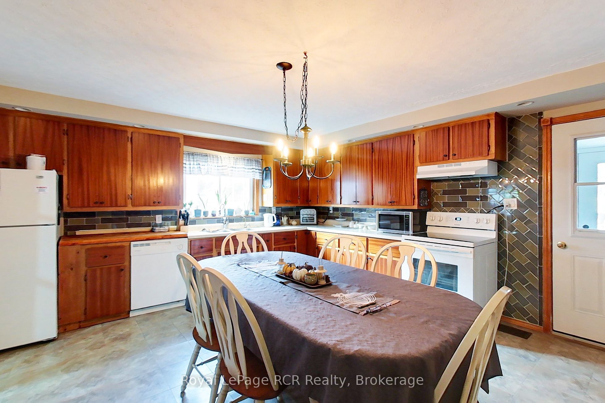 11 Gordon Street E Property Photo 11