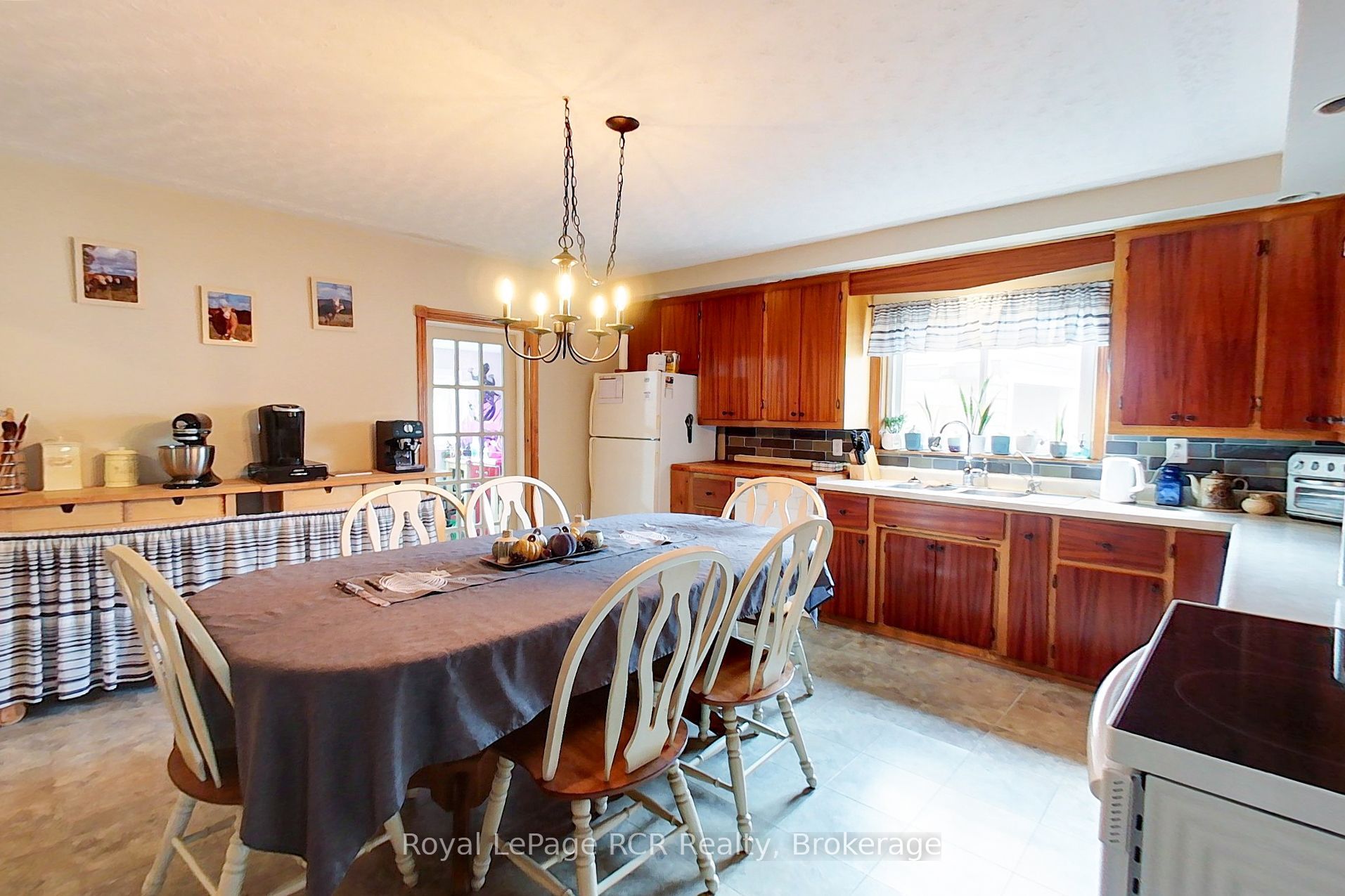 11 Gordon Street E Property Photo 12