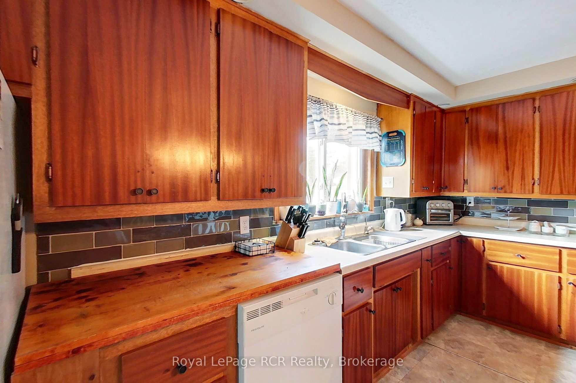11 Gordon Street E Property Photo 14