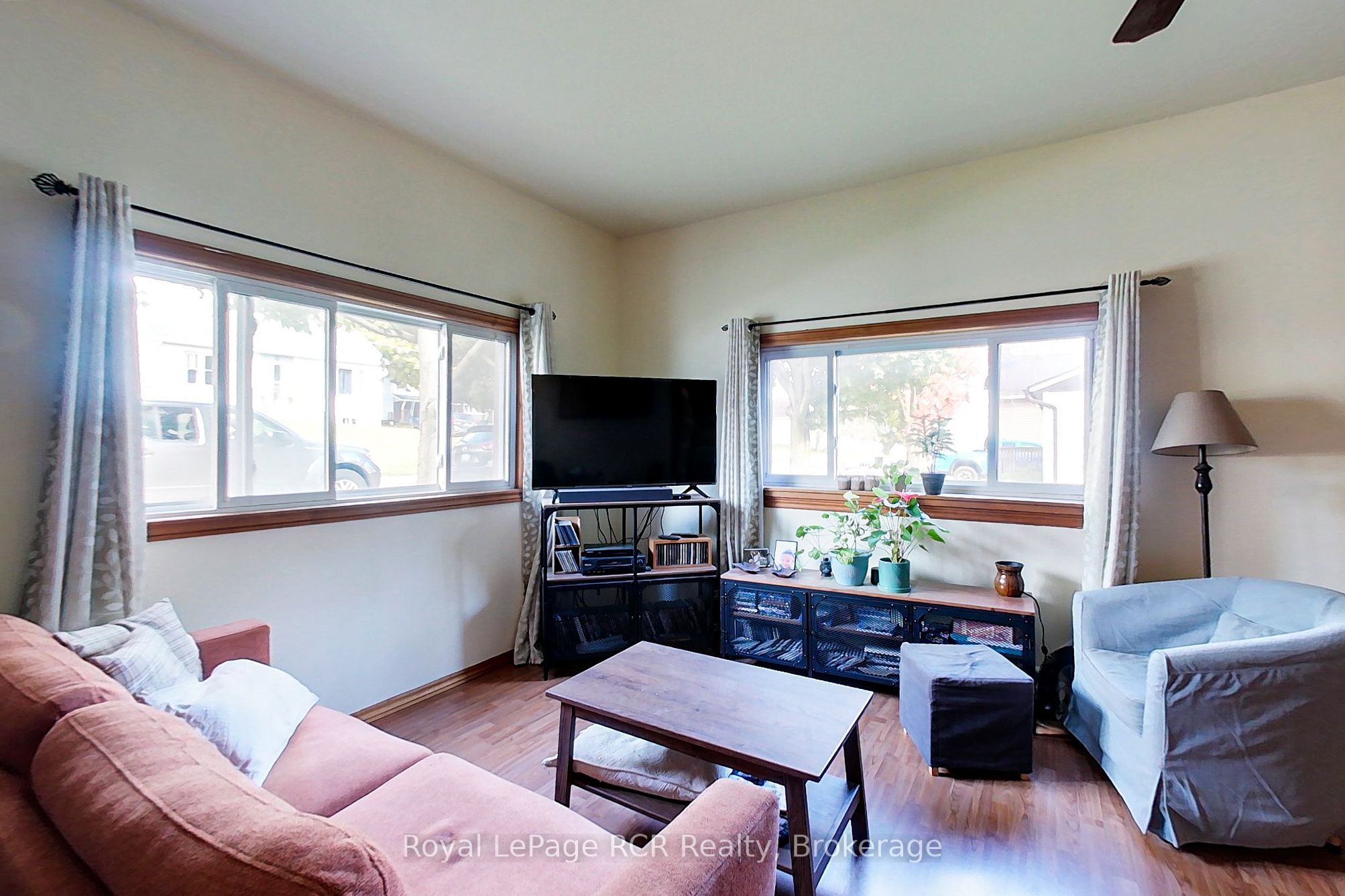 11 Gordon Street E Property Photo 17