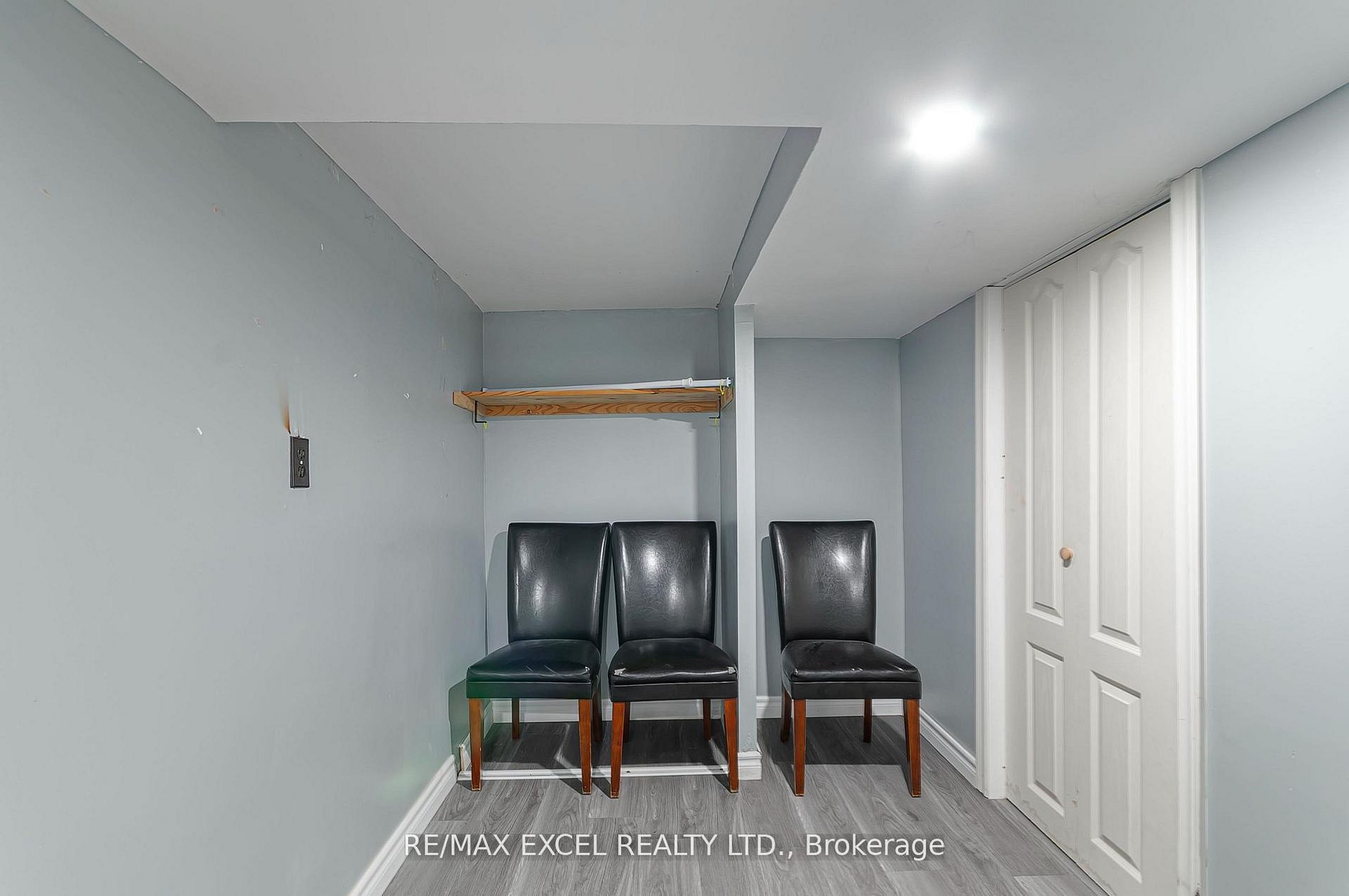 218 Angeline Street N Property Photo 5