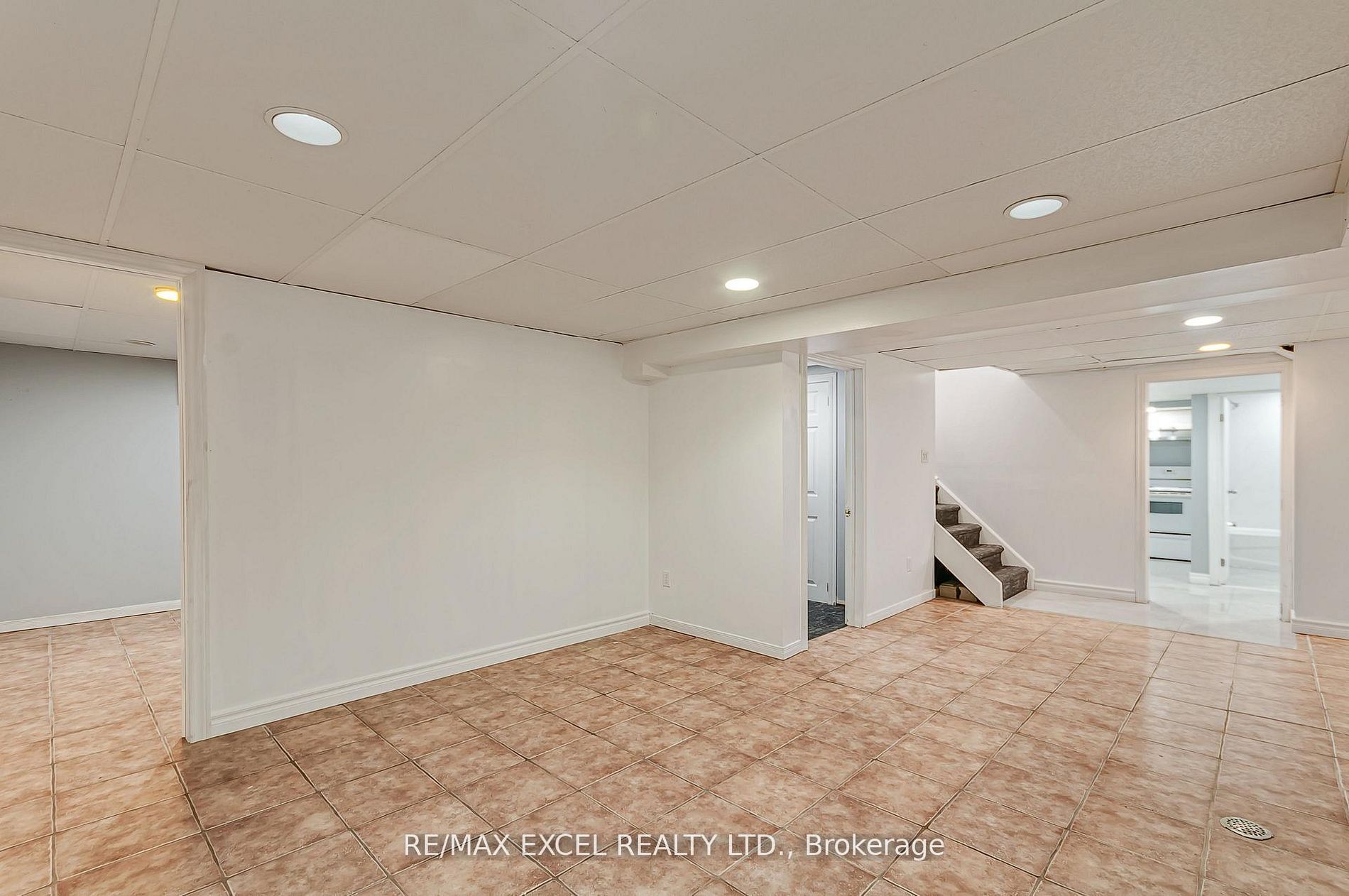 218 Angeline Street N Property Photo 7
