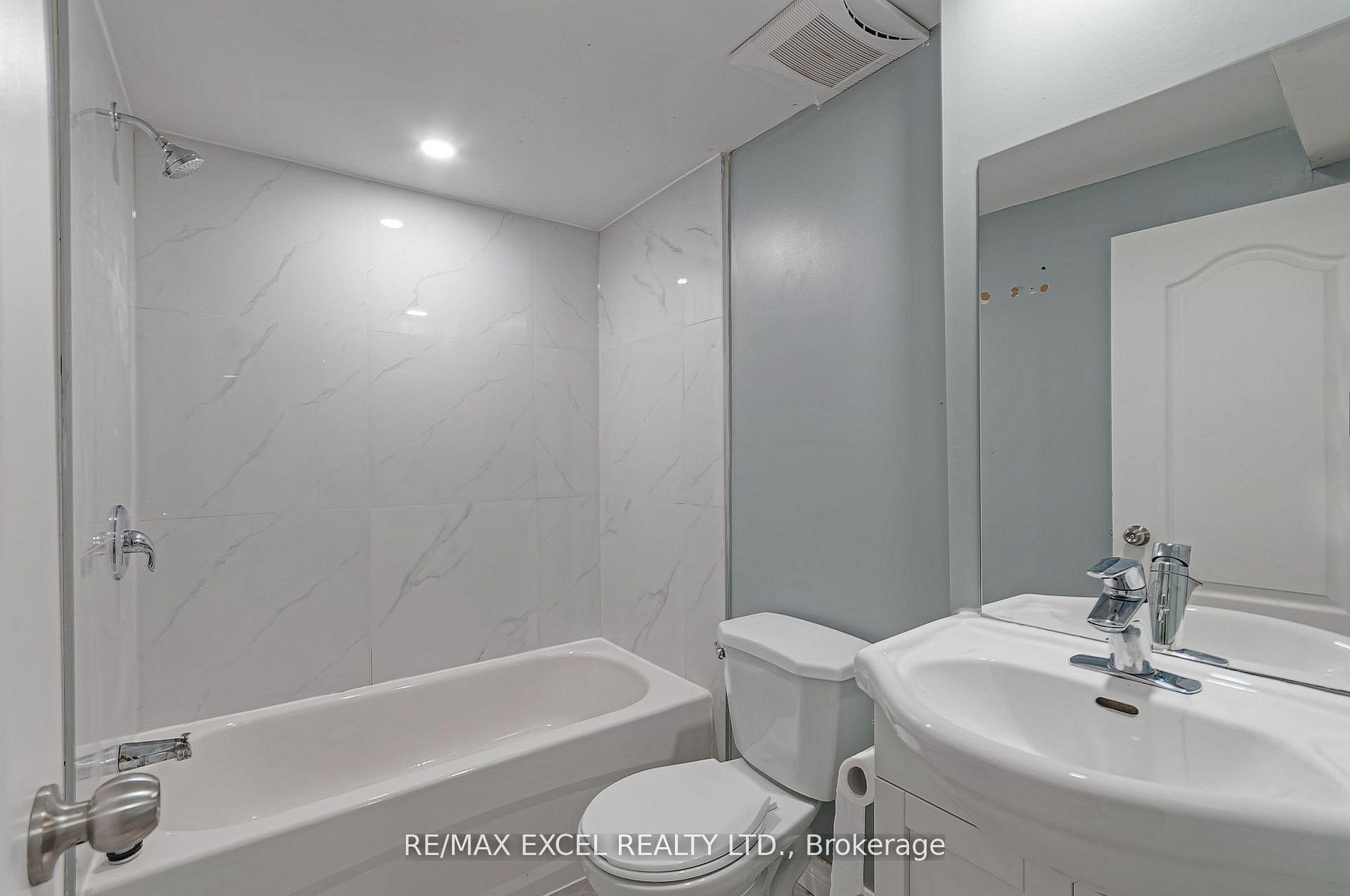 218 Angeline Street N Property Photo 12