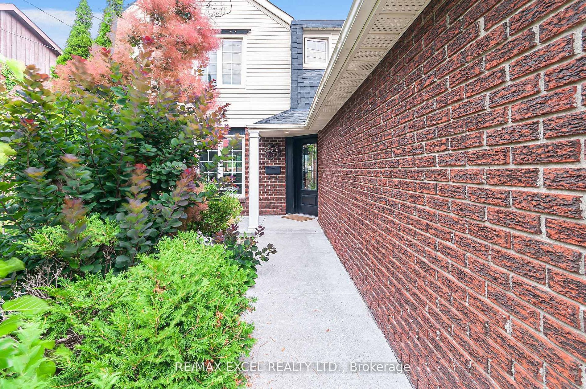 218 Angeline Street N Property Photo 15