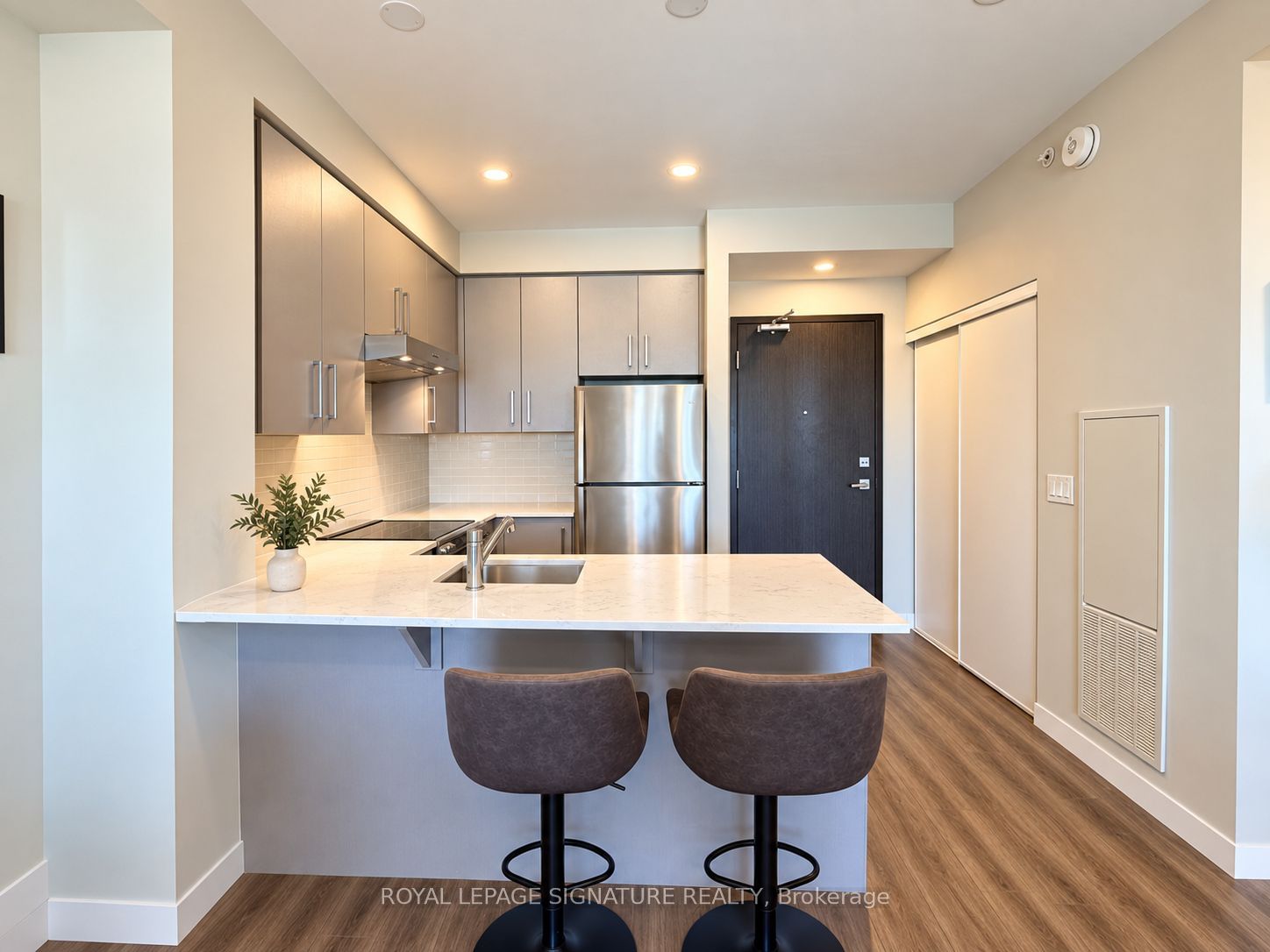 15 Queen Street S 2110 Property Photo 2