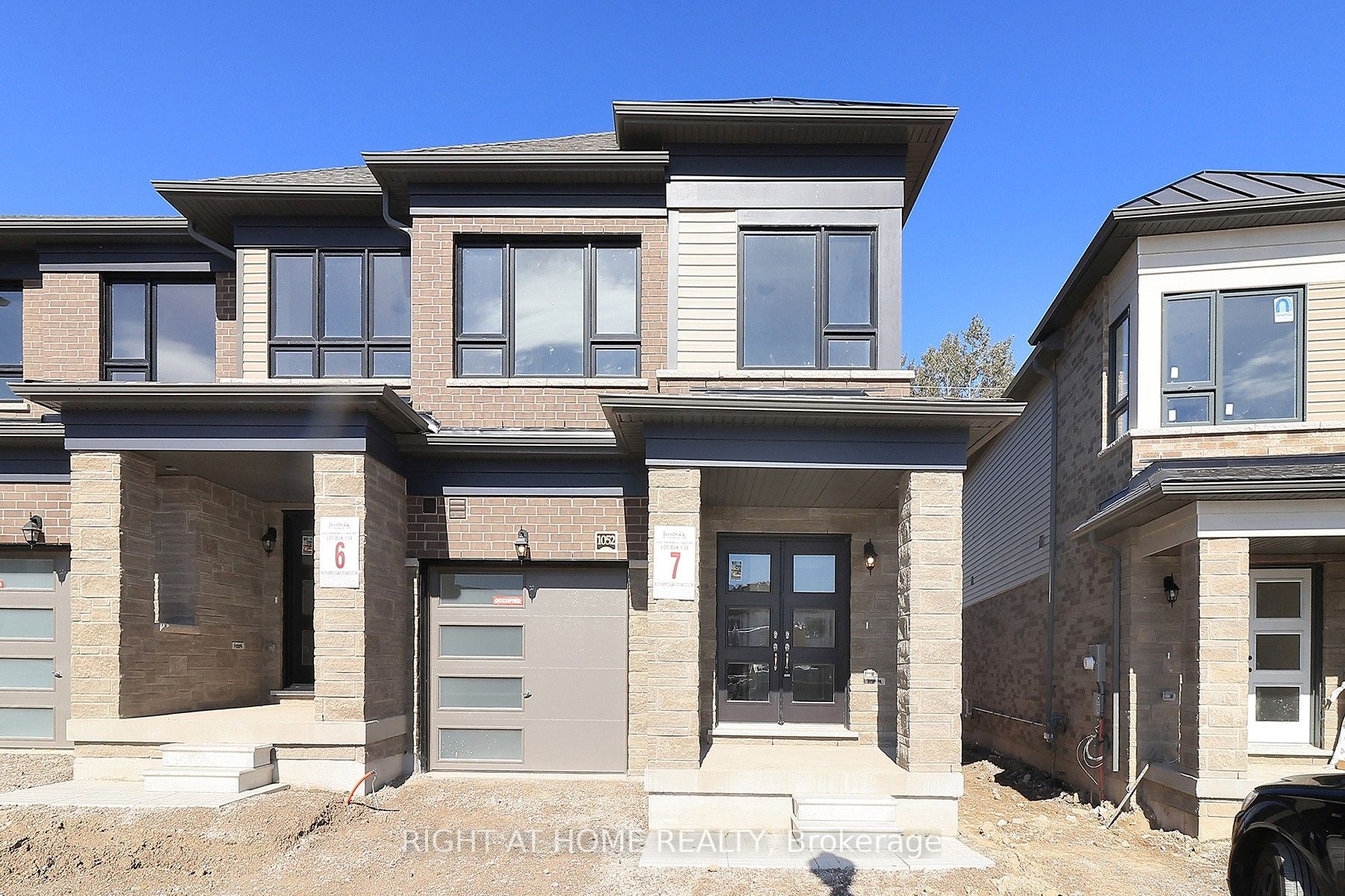 1052 Periwinkle Crescent Property Photo 1