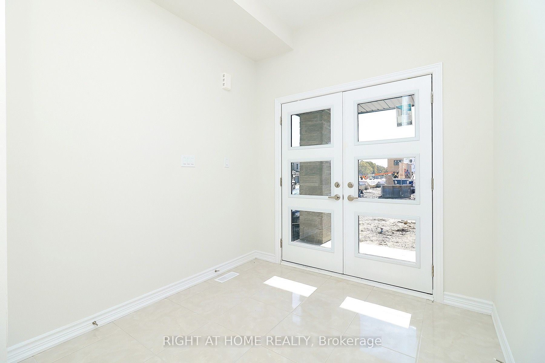 1052 Periwinkle Crescent Property Photo 4
