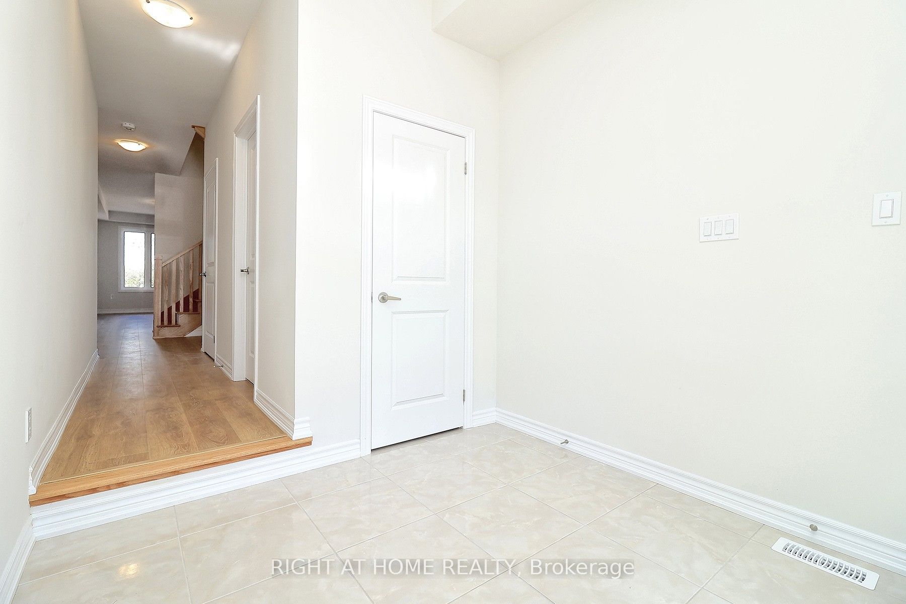 1052 Periwinkle Crescent Property Photo 5
