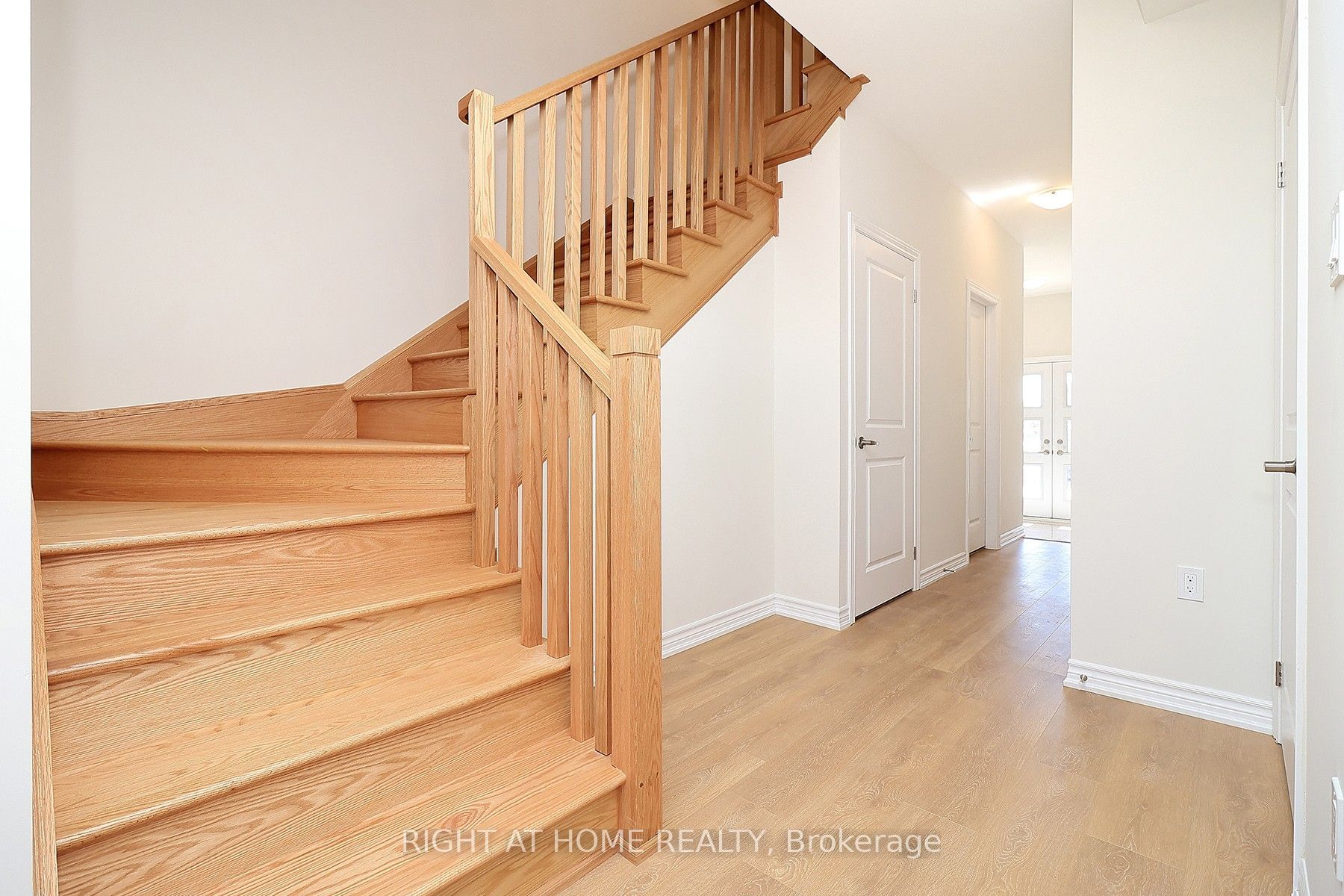 1052 Periwinkle Crescent Property Photo 6
