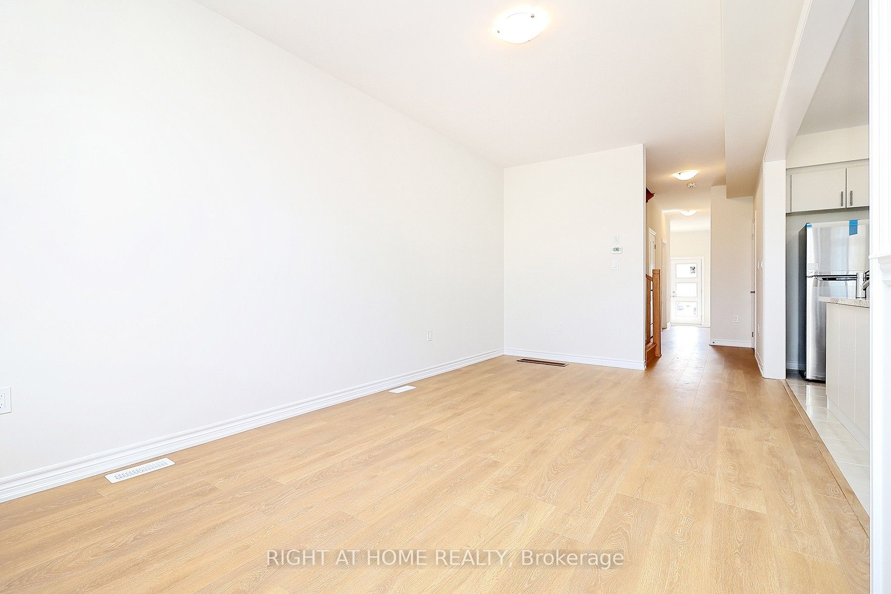 1052 Periwinkle Crescent Property Photo 10