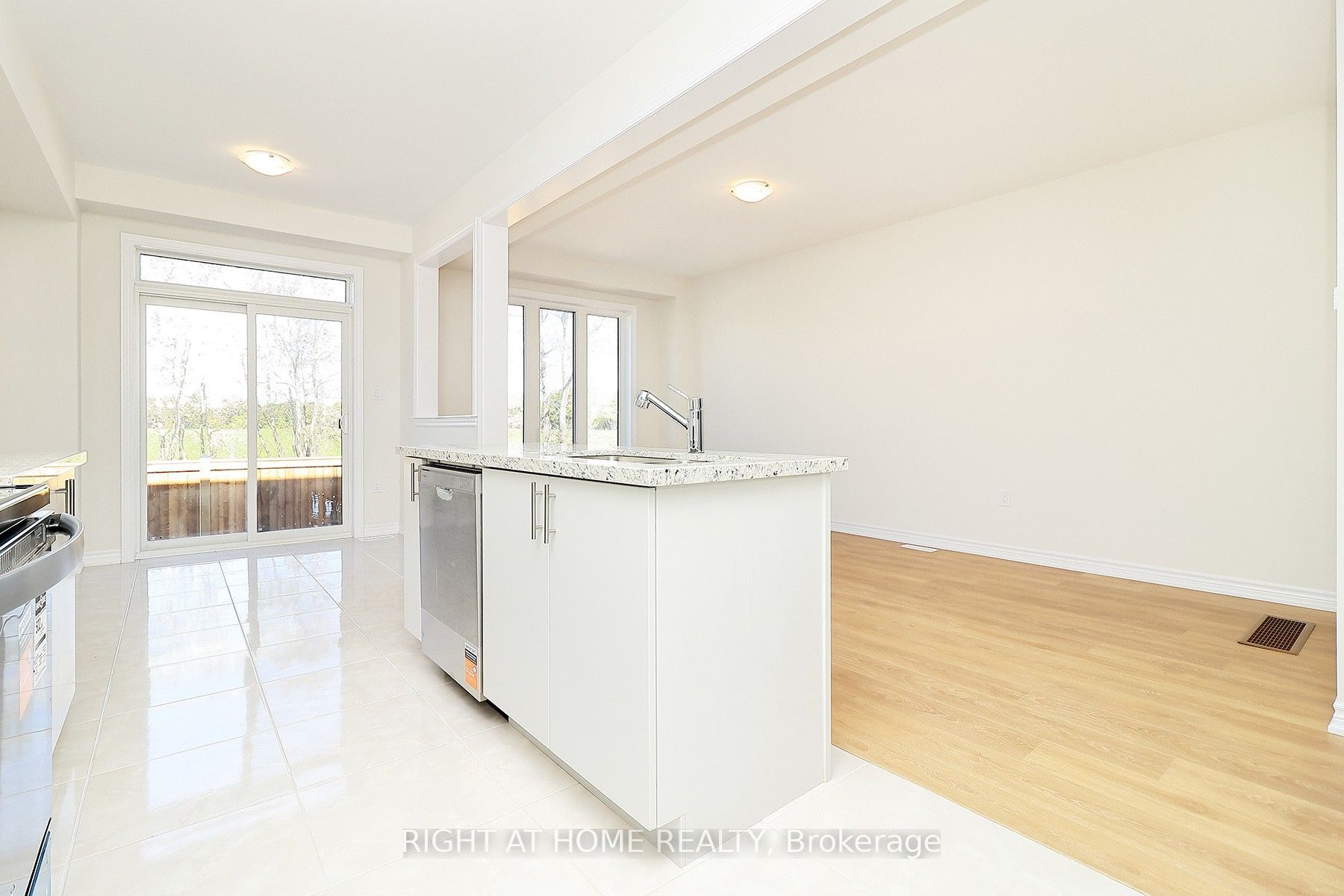 1052 Periwinkle Crescent Property Photo 12