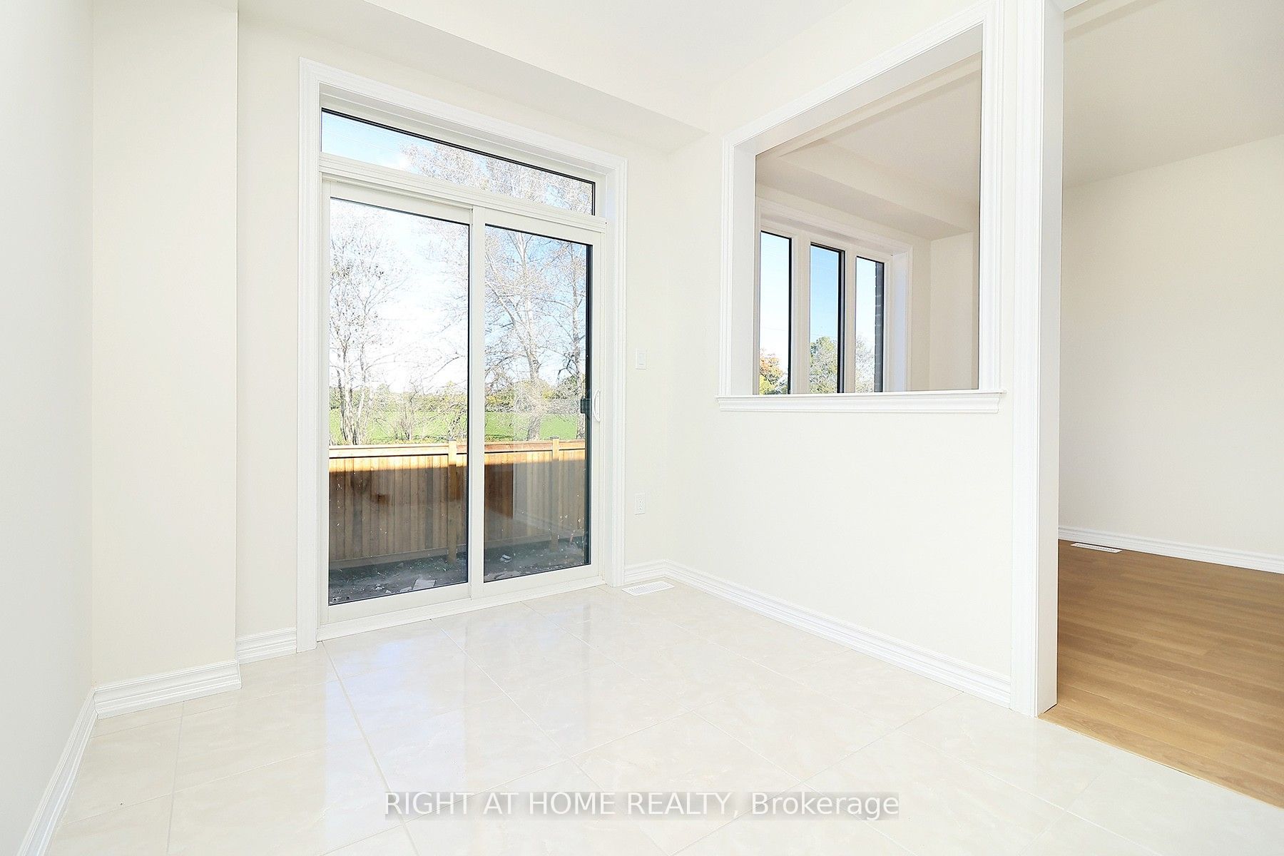 1052 Periwinkle Crescent Property Photo 13