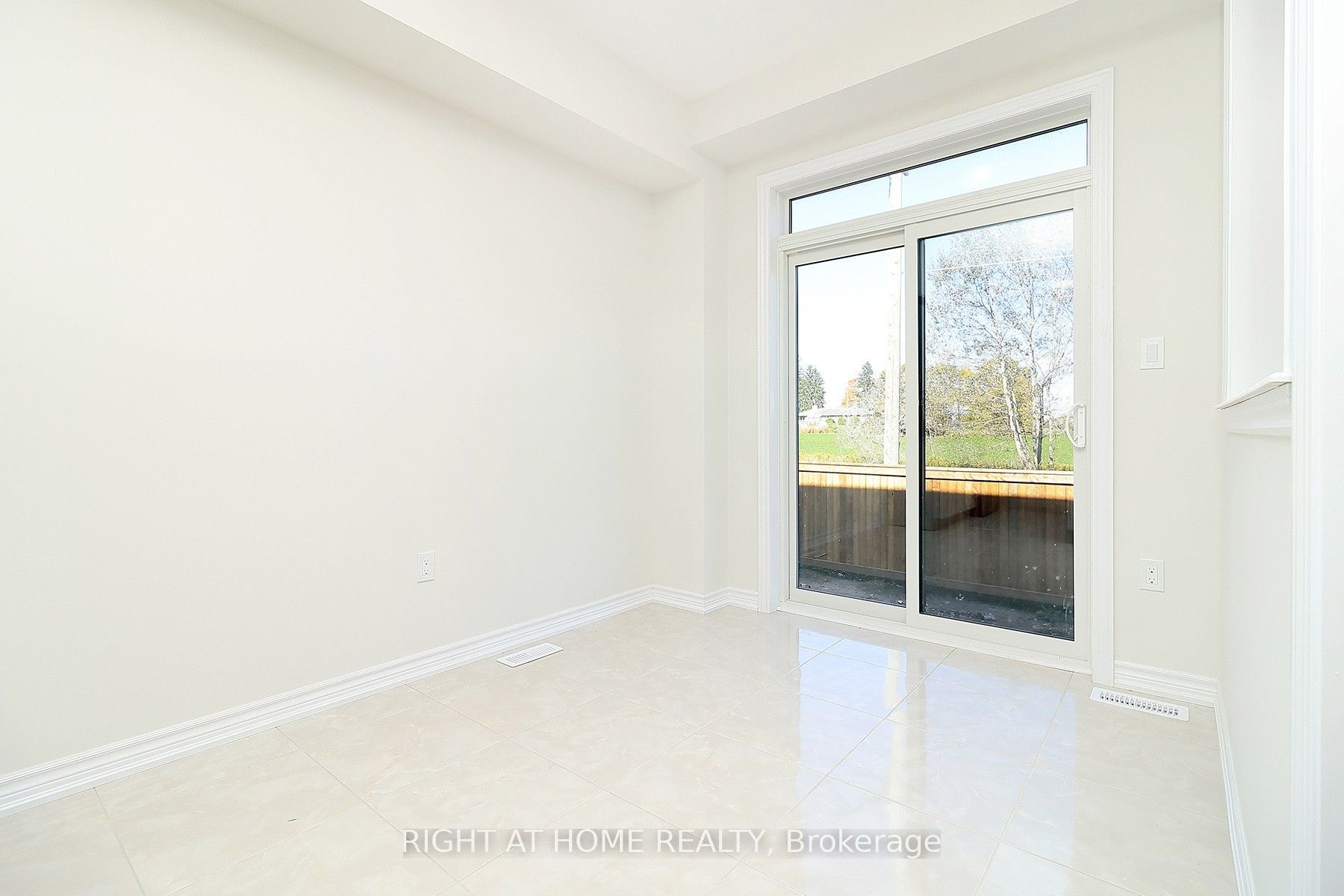 1052 Periwinkle Crescent Property Photo 14