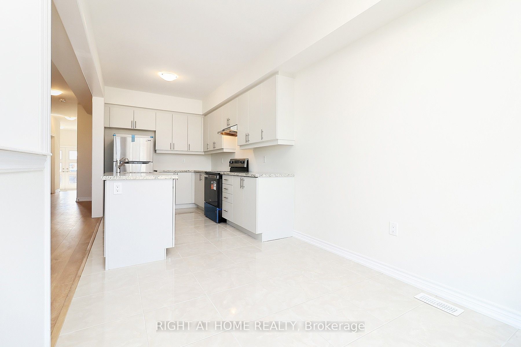 1052 Periwinkle Crescent Property Photo 15