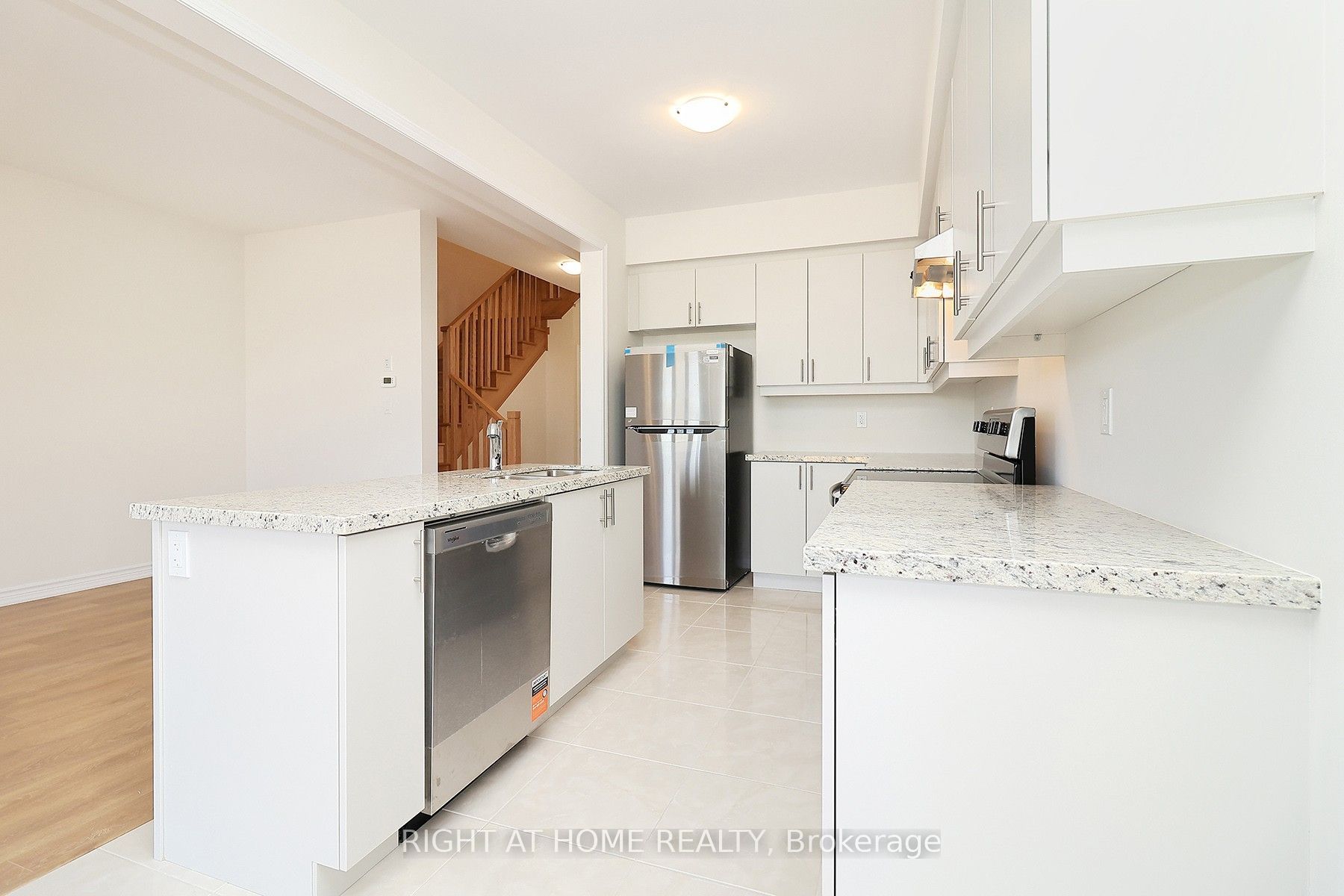 1052 Periwinkle Crescent Property Photo 17