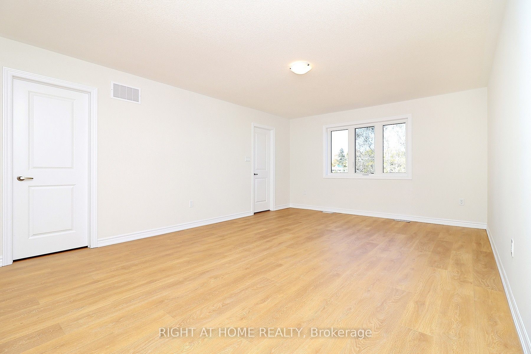 1052 Periwinkle Crescent Property Photo 21