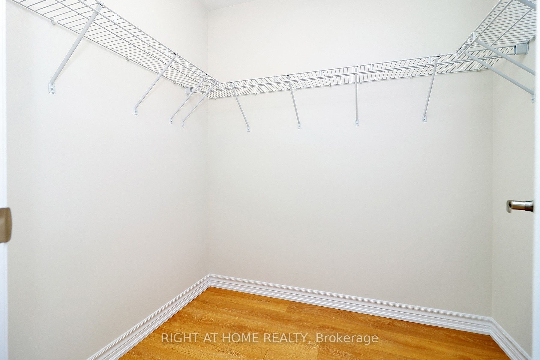 1052 Periwinkle Crescent Property Photo 23