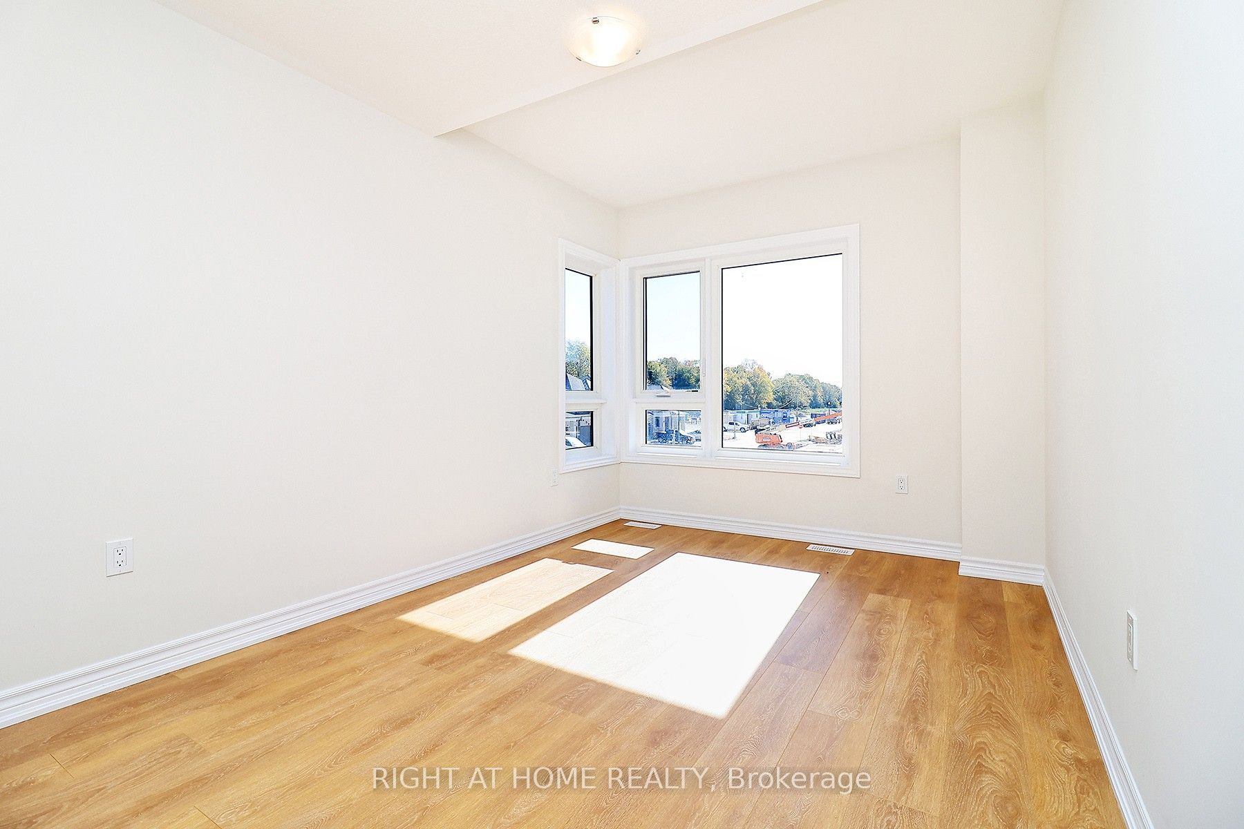 1052 Periwinkle Crescent Property Photo 24