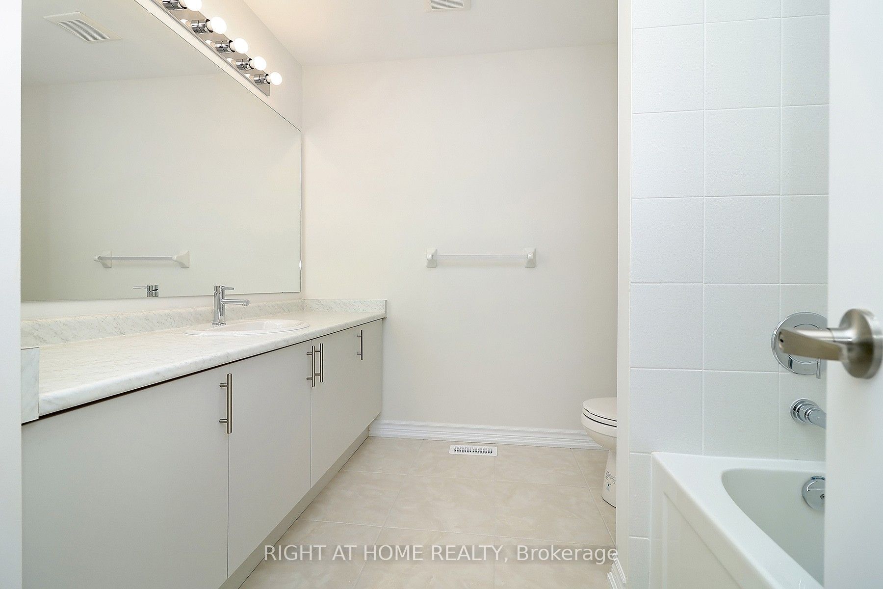 1052 Periwinkle Crescent Property Photo 26