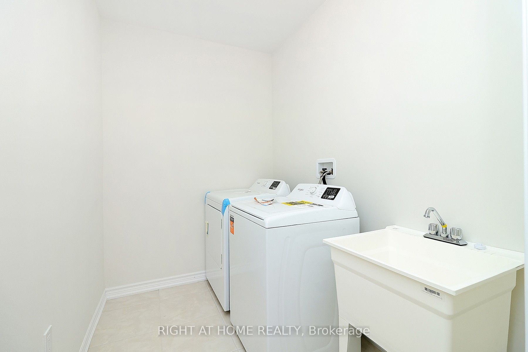 1052 Periwinkle Crescent Property Photo 27