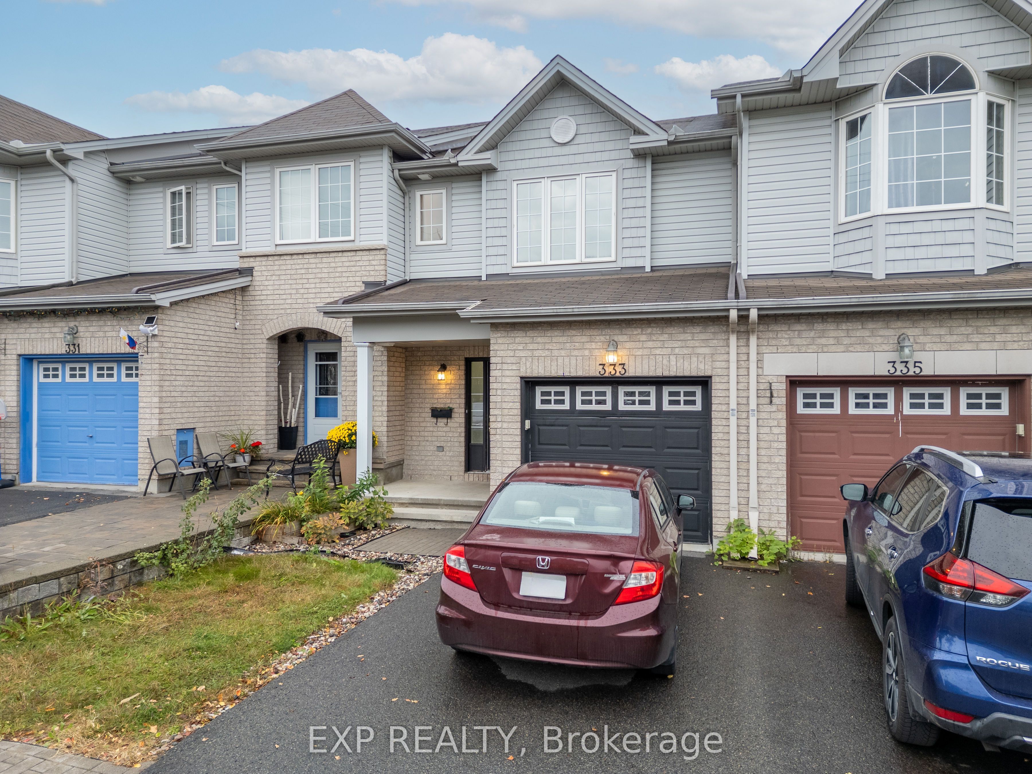 333 Rolling Meadow Crescent Property Photo 2