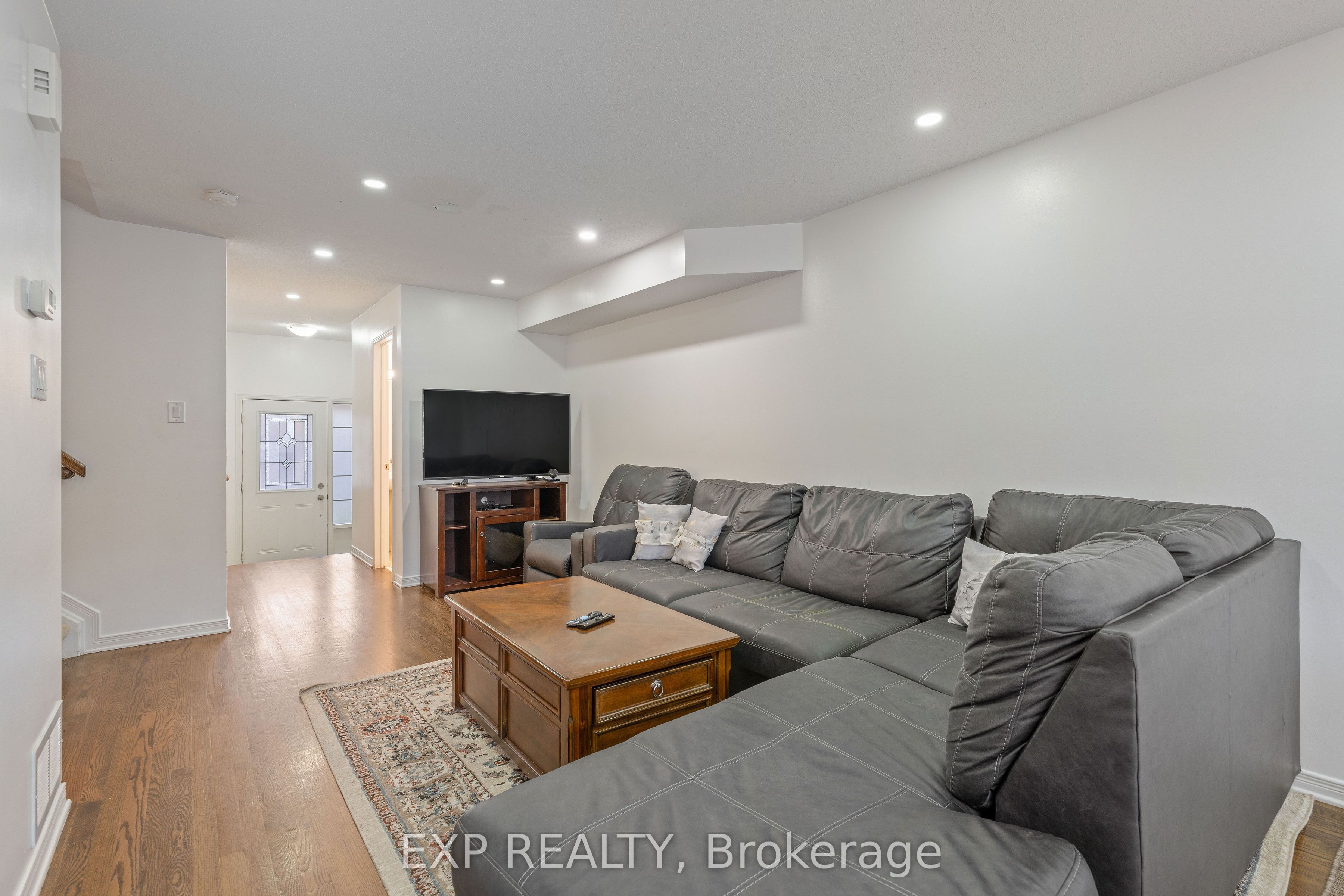 333 Rolling Meadow Crescent Property Photo 8