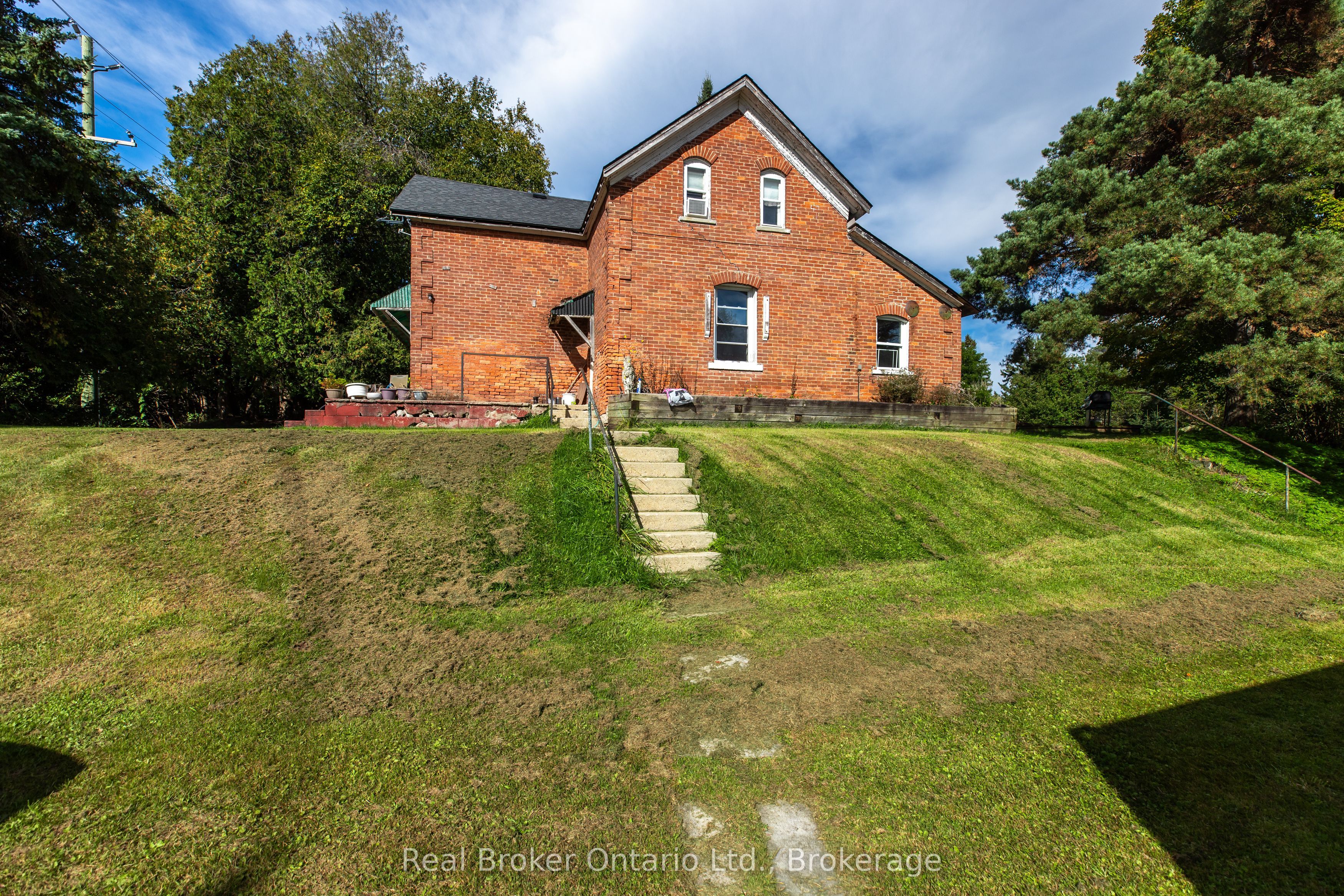 776813 Highway 10 Property Photo 2
