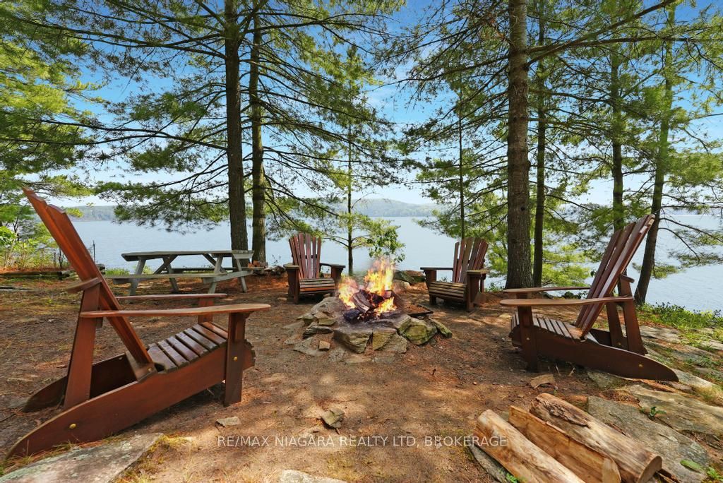 1009 Mercedes Drive N Property Photo 3