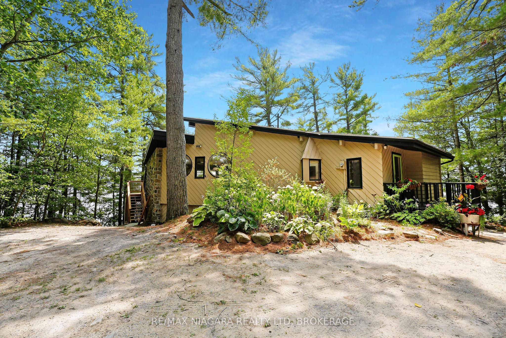 1009 Mercedes Drive N Property Photo 4