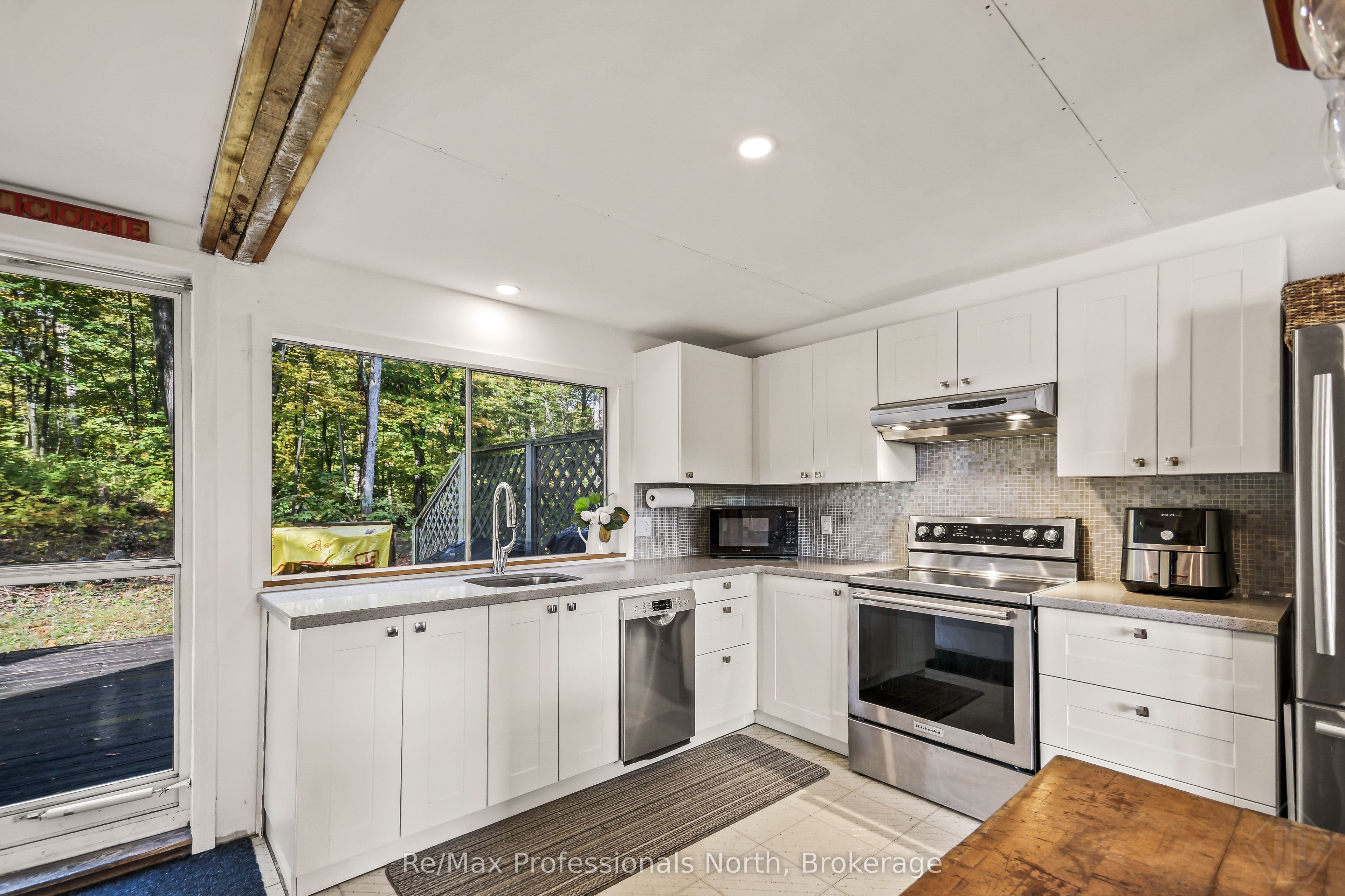 1039 Ann Street Property Photo 6