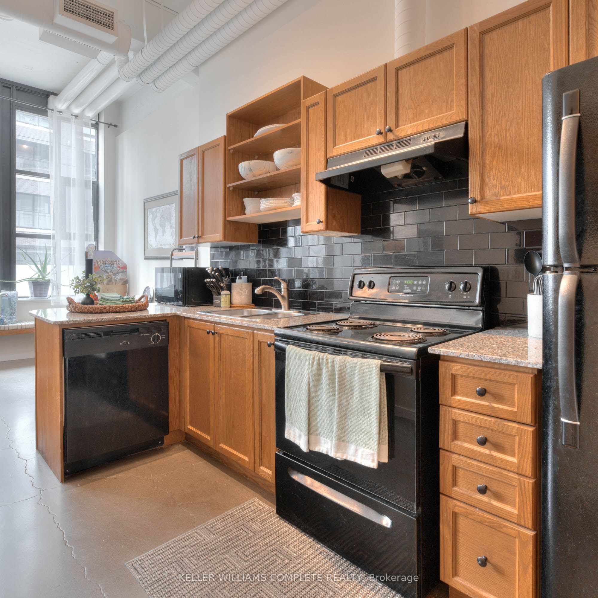 410 King Street W 108 Property Photo 8
