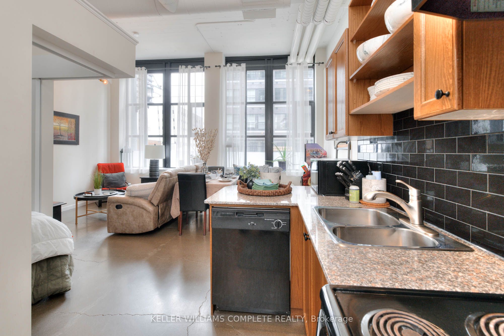 410 King Street W 108 Property Photo 9